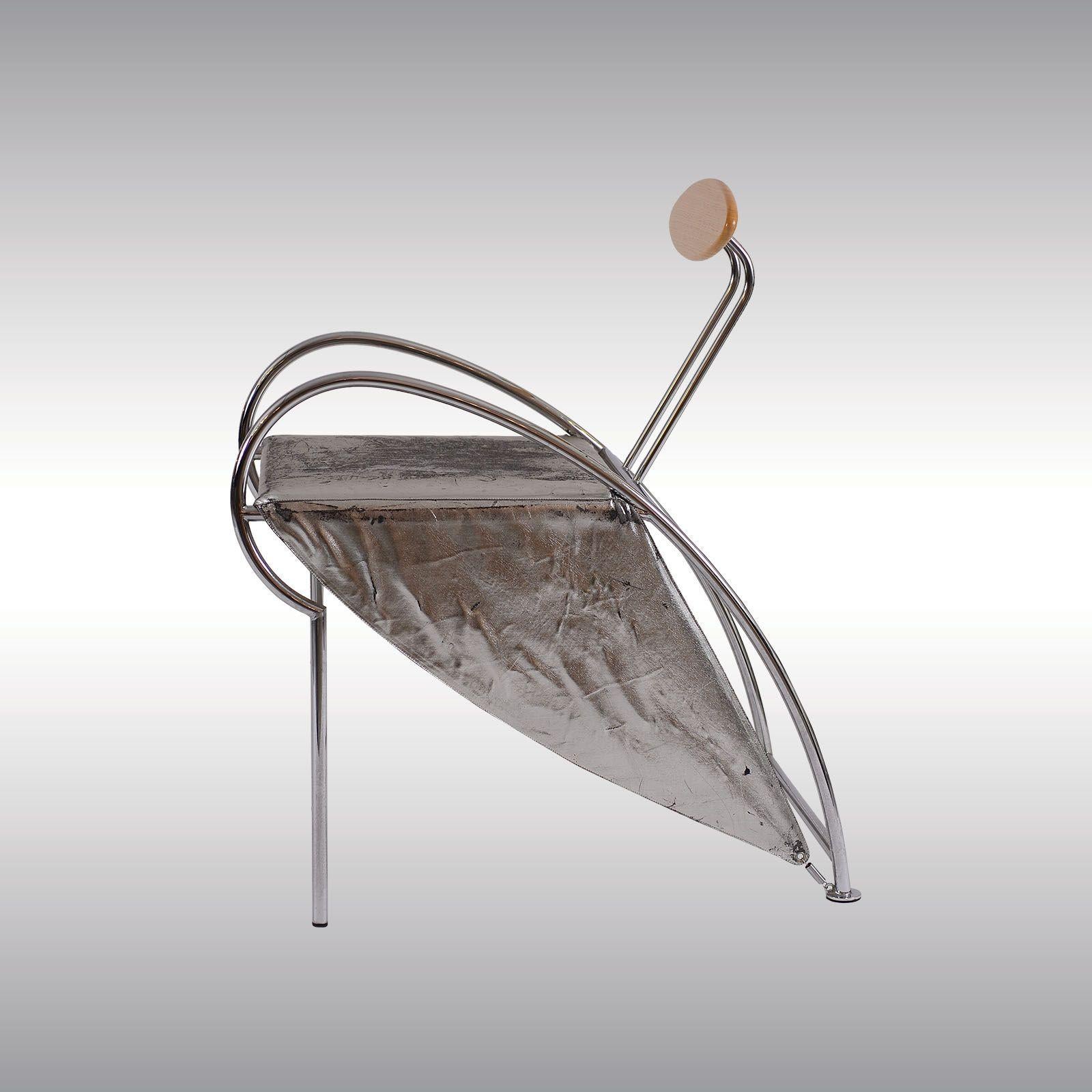 Très rare meuble-sculpture, Design/One : Massimo Iosa Ghini, Moroso, Milano, 1987. Littérature : N. Bellati, Neues italienisches design, 1990.
Le matériau utilisé est le cuir argenté, le dossier est en bois.
