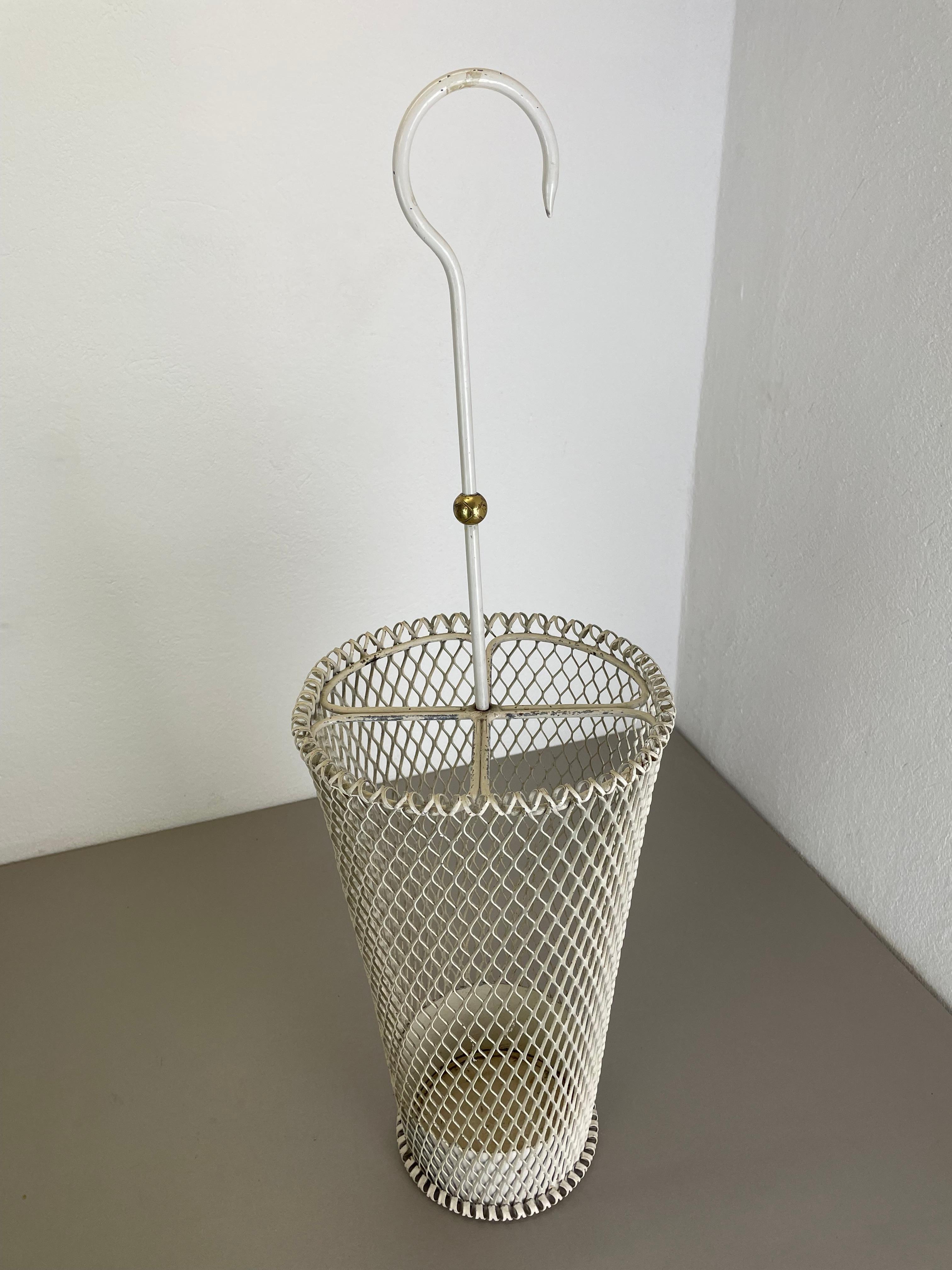 Original Matégot Style Metall Umbrella Stand, Mid-Century Modern, Frankreich, 1950er Jahre im Zustand „Gut“ im Angebot in Kirchlengern, DE