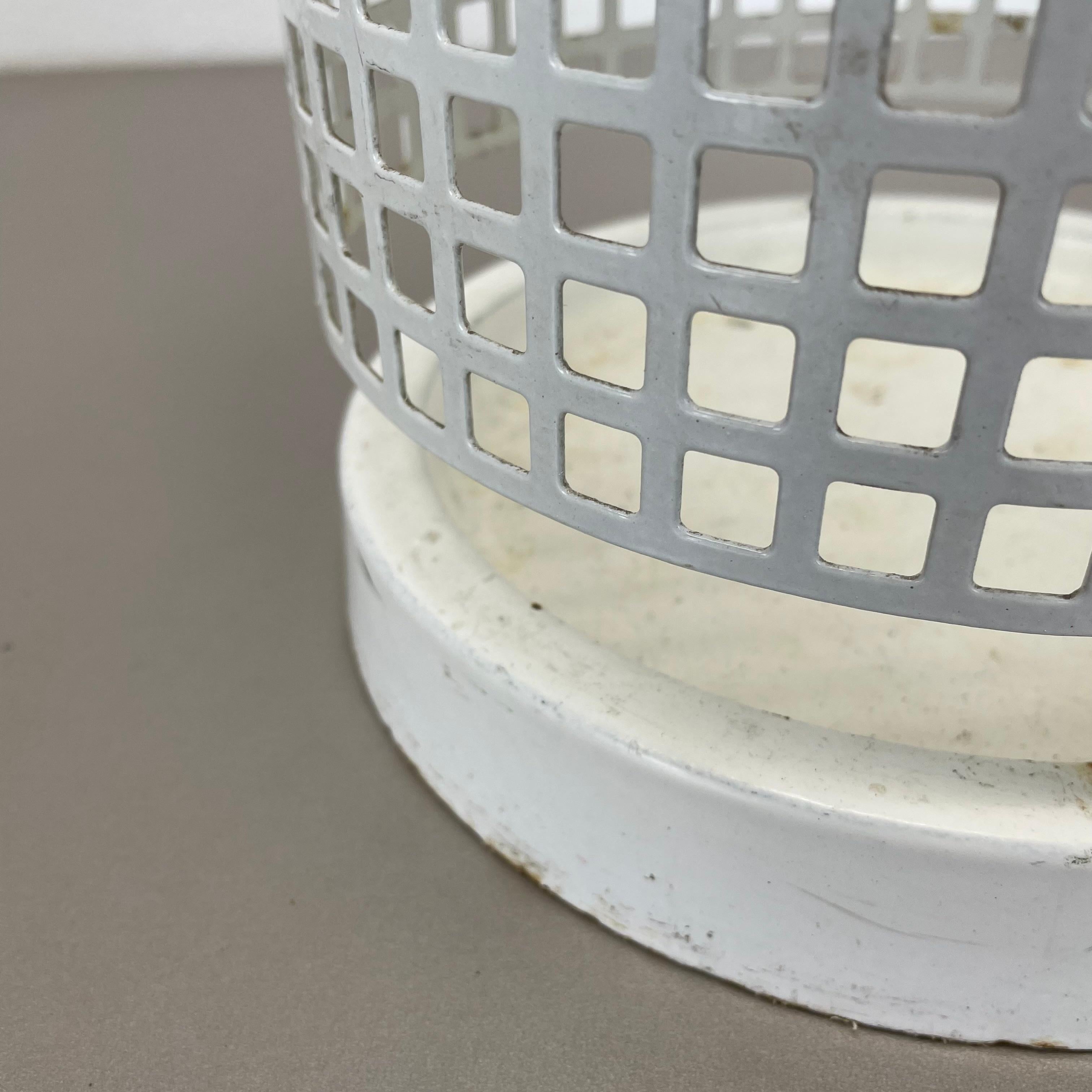 Original Mategot Style Perforated White Metal Umbrella Stand, France, 1970s In Good Condition For Sale In Kirchlengern, DE
