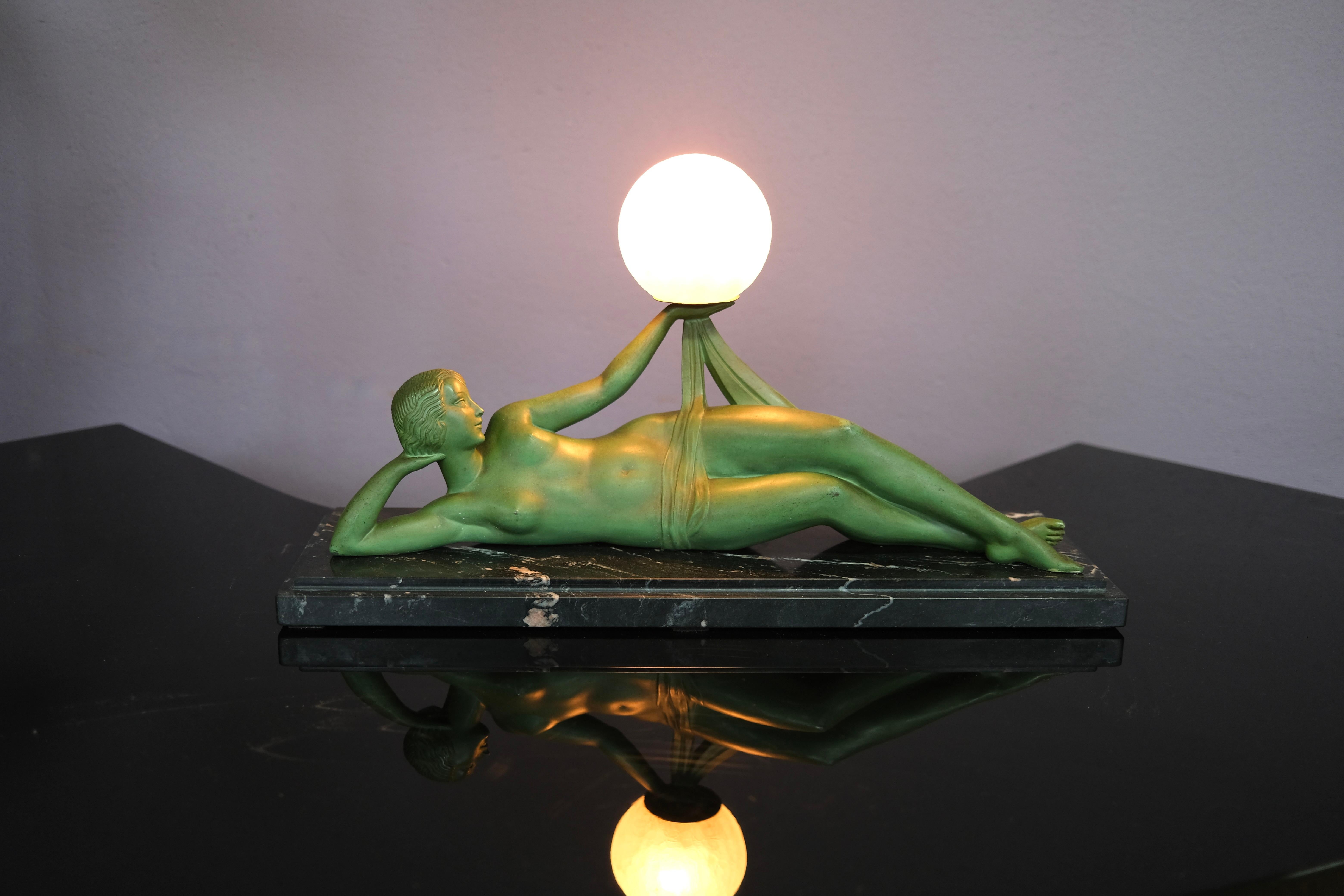 Max Le Verrier beleuchtete Skulptur Aube Französische Art Deco Vintage-Tischlampe, Vintage (Art déco) im Angebot