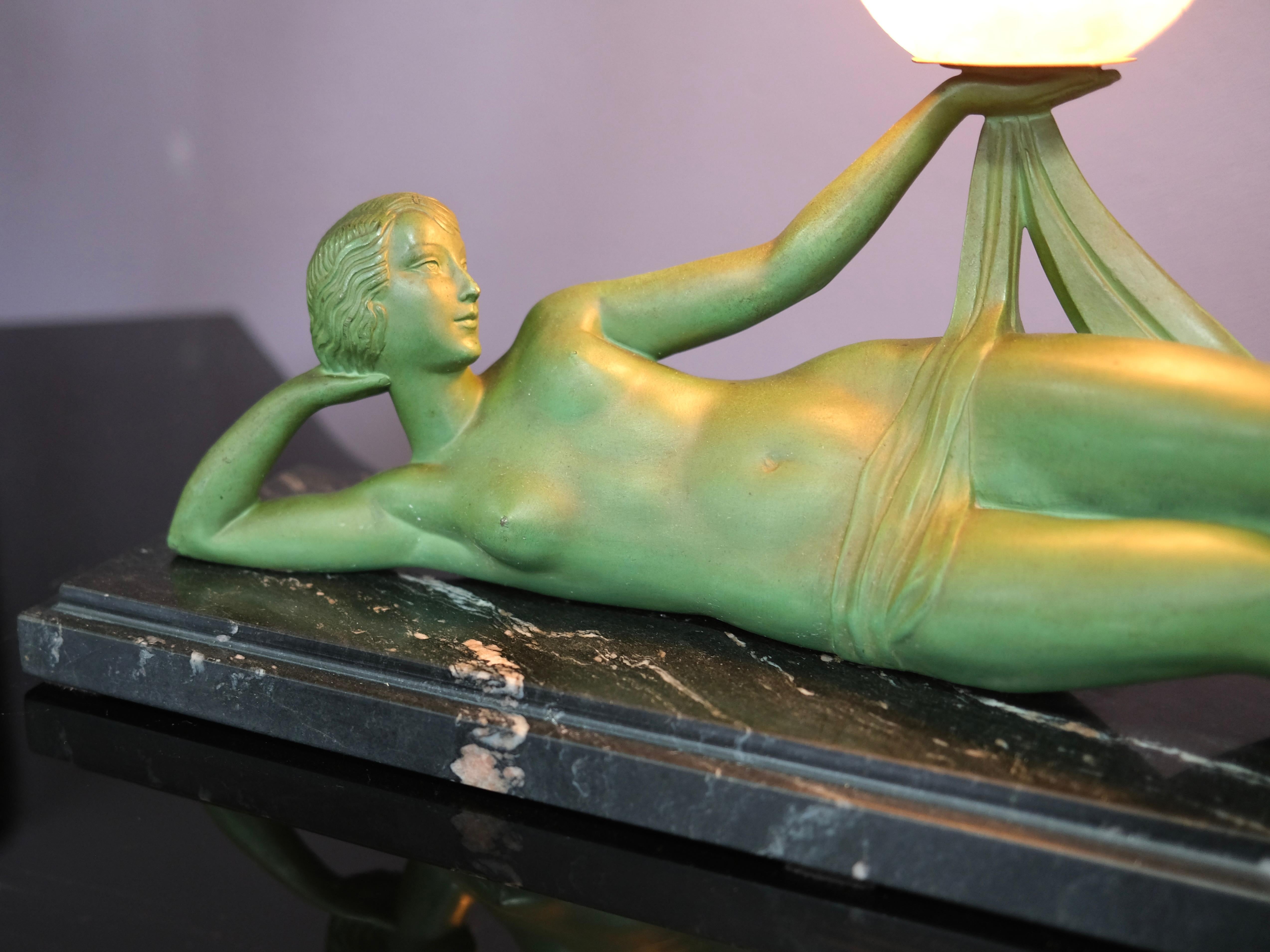 Max Le Verrier lighted Sculpture Aube French Art Deco vintage Table Lamp In Good Condition For Sale In Ulm, DE