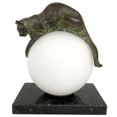 Lampe de table originale Max Le Verrier Equilibre Chat sur boule de verre par Gaillard