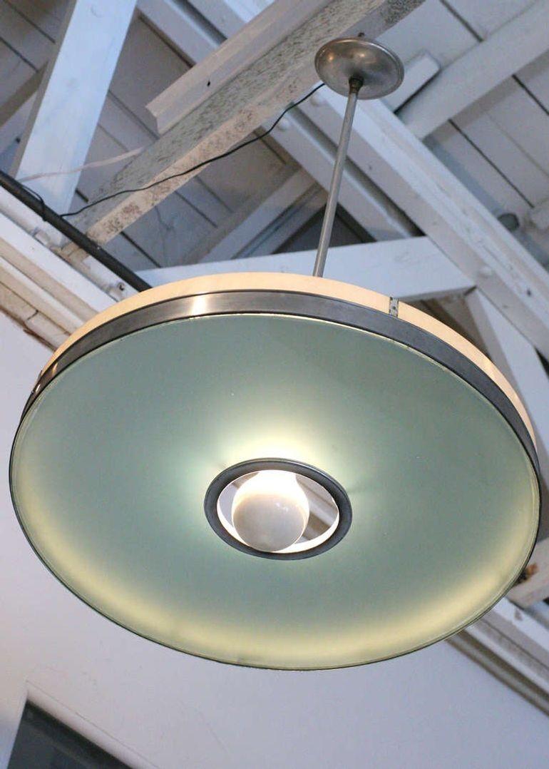 Lámpara de techo de aluminio aerodinámica de la histórica May Company Wilshire. Esta elegante lámpara de techo de aluminio de mediados de siglo presenta su pantalla original de vidrio esmerilado, rematada con un cuello de aluminio pulido que añade