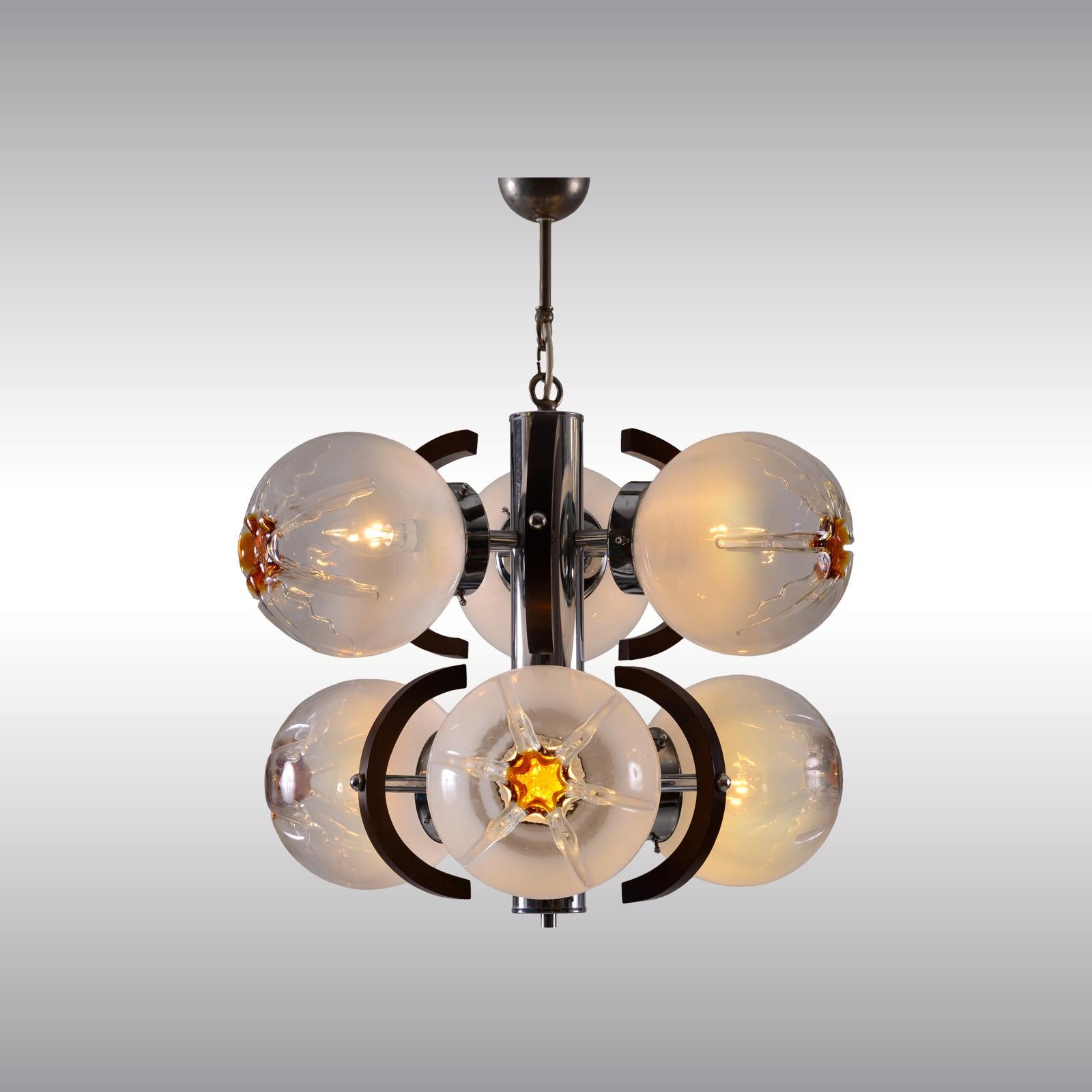 Futuristic chandelier in the typical style of the 1960s-1970s.
Material used is brass nickel-plated, handblown glasses, artistic works.
Measures: Length 65 cm (25.59 inch)
Ø 55 cm (21.65 inch)
Sockets 6 x Edison screw sockets E26/E27 for