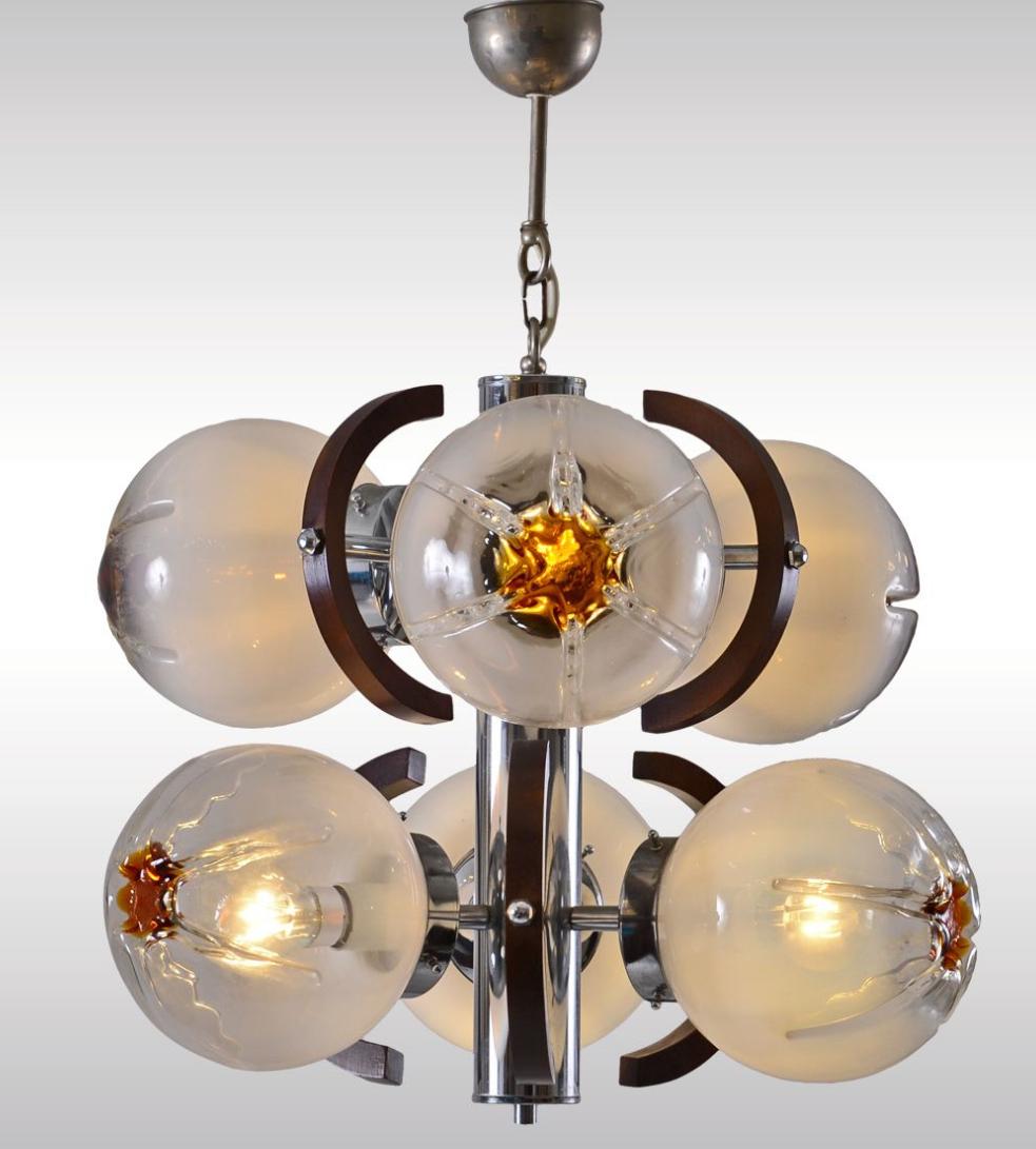 Futuristic chandelier in the typical style of the 1960s-1970s.
Material used is brass nickel-plated, handblown glasses, artistic works.
Measures: Length 65 cm (25.59 inch)
Ø 55 cm (21.65 inch).