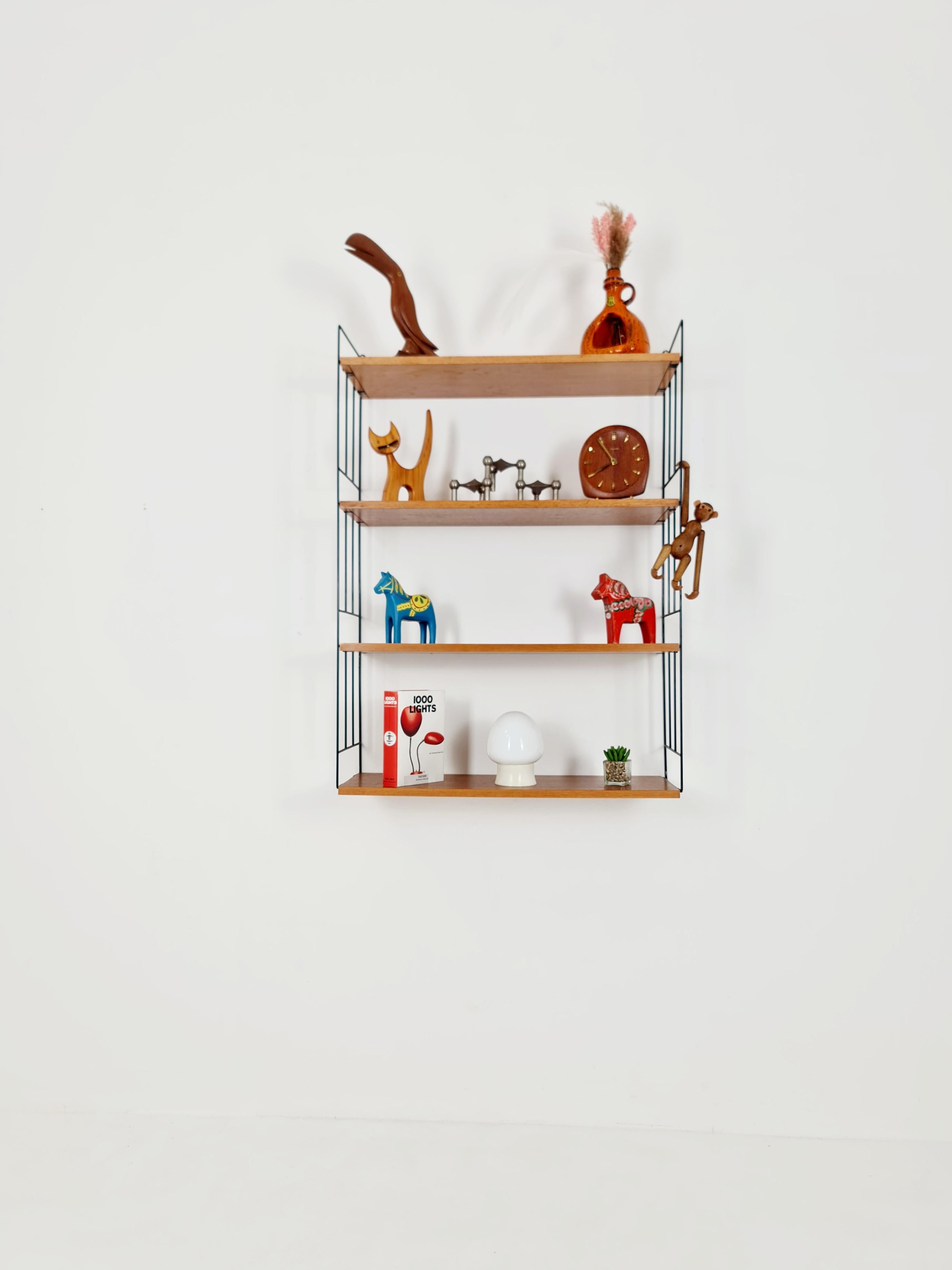 Original sistema de estanterías MCM Ash - compuesto por escaleras metálicas lacadas en negro, de cuerda Estocolmo años 60

Los elementos respectivos están hechos de fresno (chapado). Además de estanterías, compartimentos con cerradura y espacio para