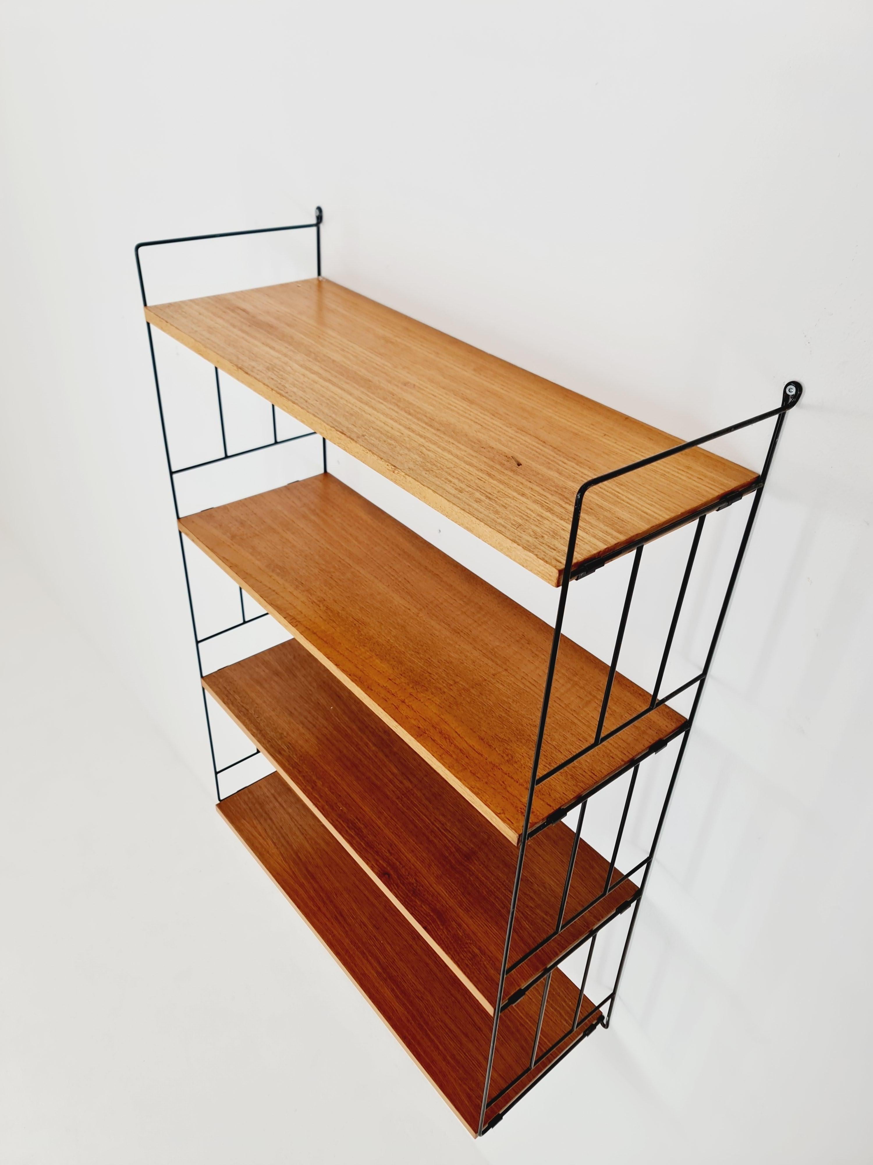 Sistema original de estanterías MCM Ash - compuesto por escaleras metálicas lacadas en negro mediados del siglo XX en venta