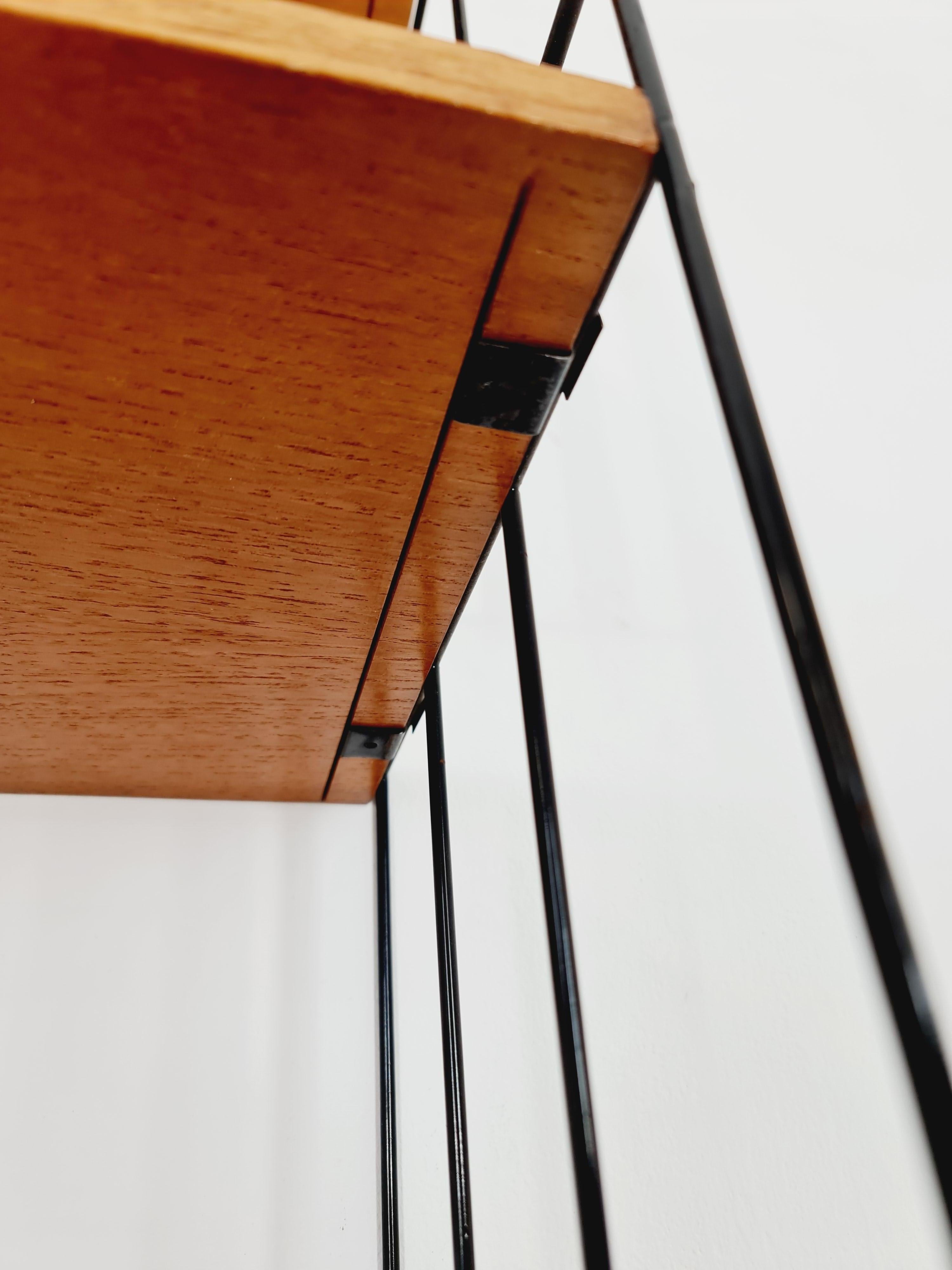 Sistema original de estanterías MCM Ash - compuesto por escaleras metálicas lacadas en negro Metal en venta