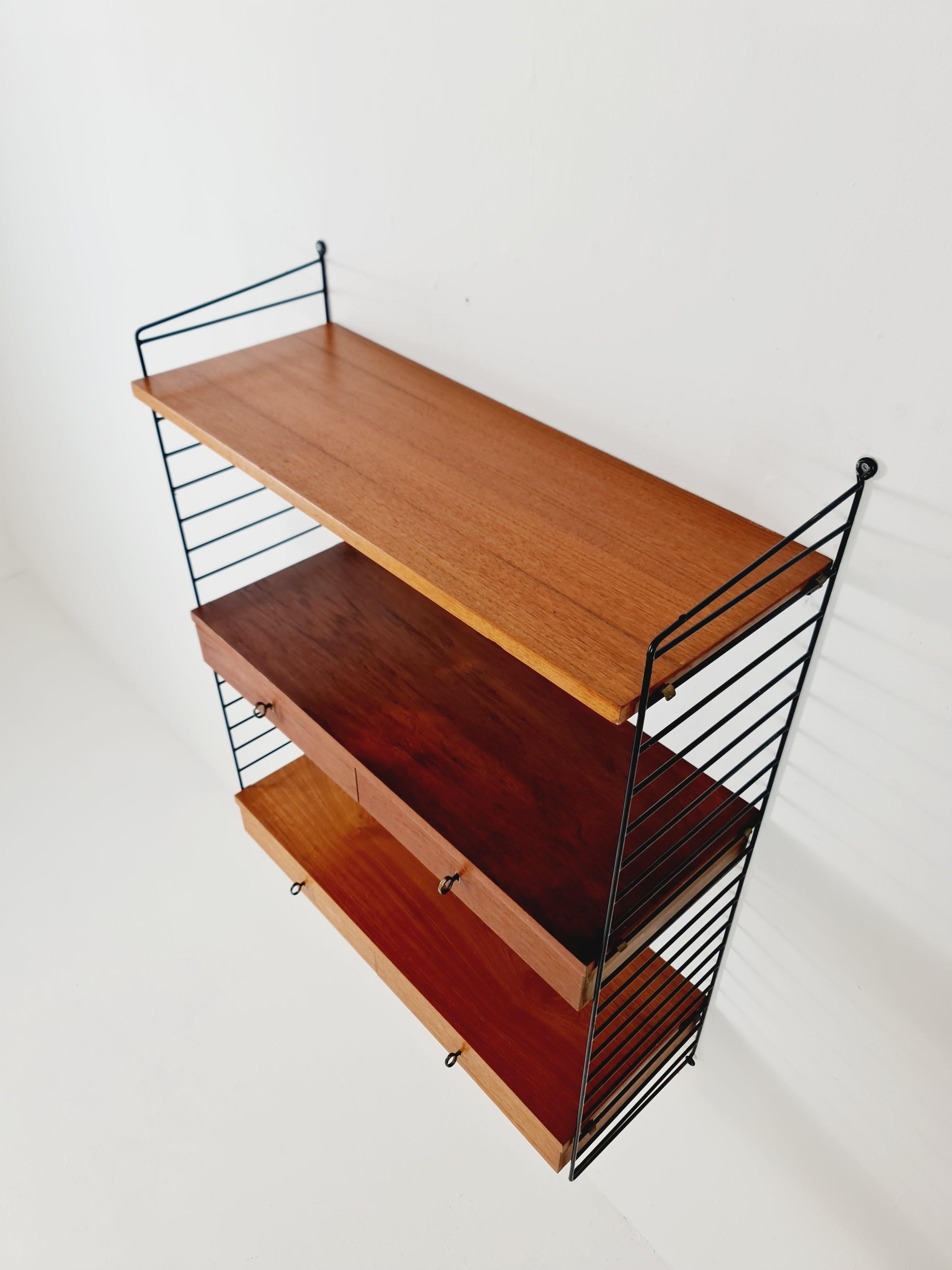Original MCM Teak shelving system - consists of black lacquered metal ladders In Good Condition In Gaggenau, DE