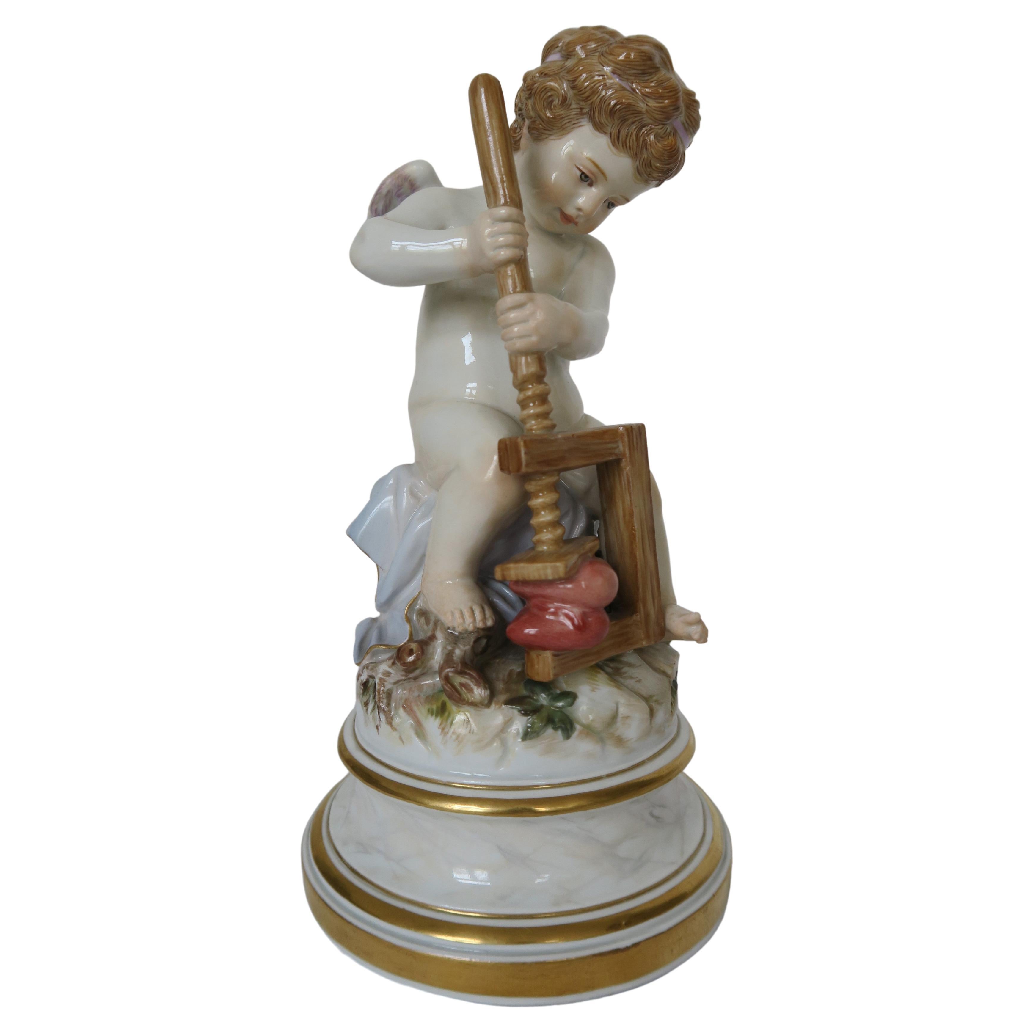 Chérubin original de Meissen en porcelaine peinte à la main et au cœur serré en vente