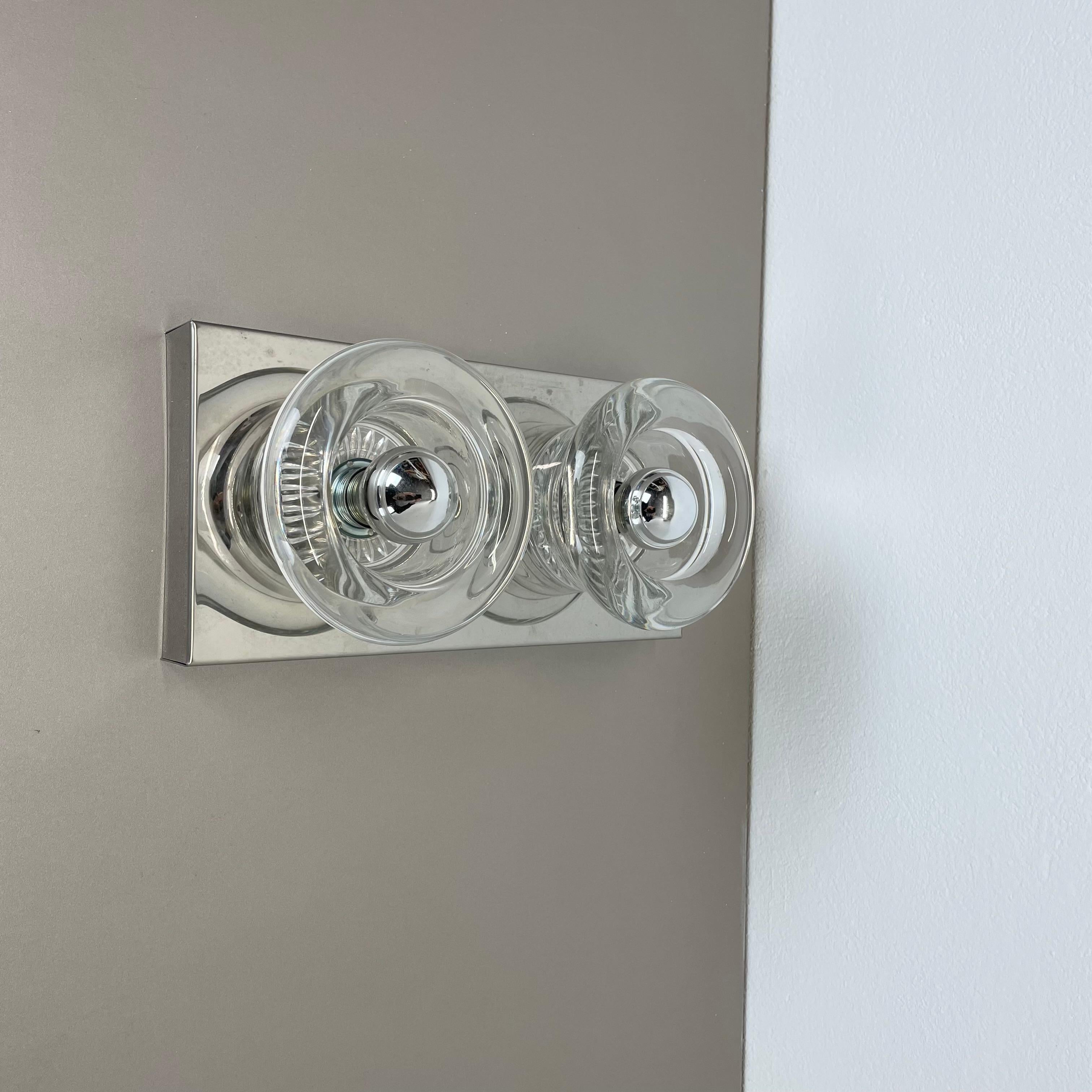 ARTICLE:

wall  ceiling light


PRODUCER:

COSACK Lights, Germany (see label)


ORIGIN:

Germany


AGE:

1970s




DESCRIPTION:

original 70s modernist wall Light with 2  glass  lighting elements. this light was designed and produced by Cosack