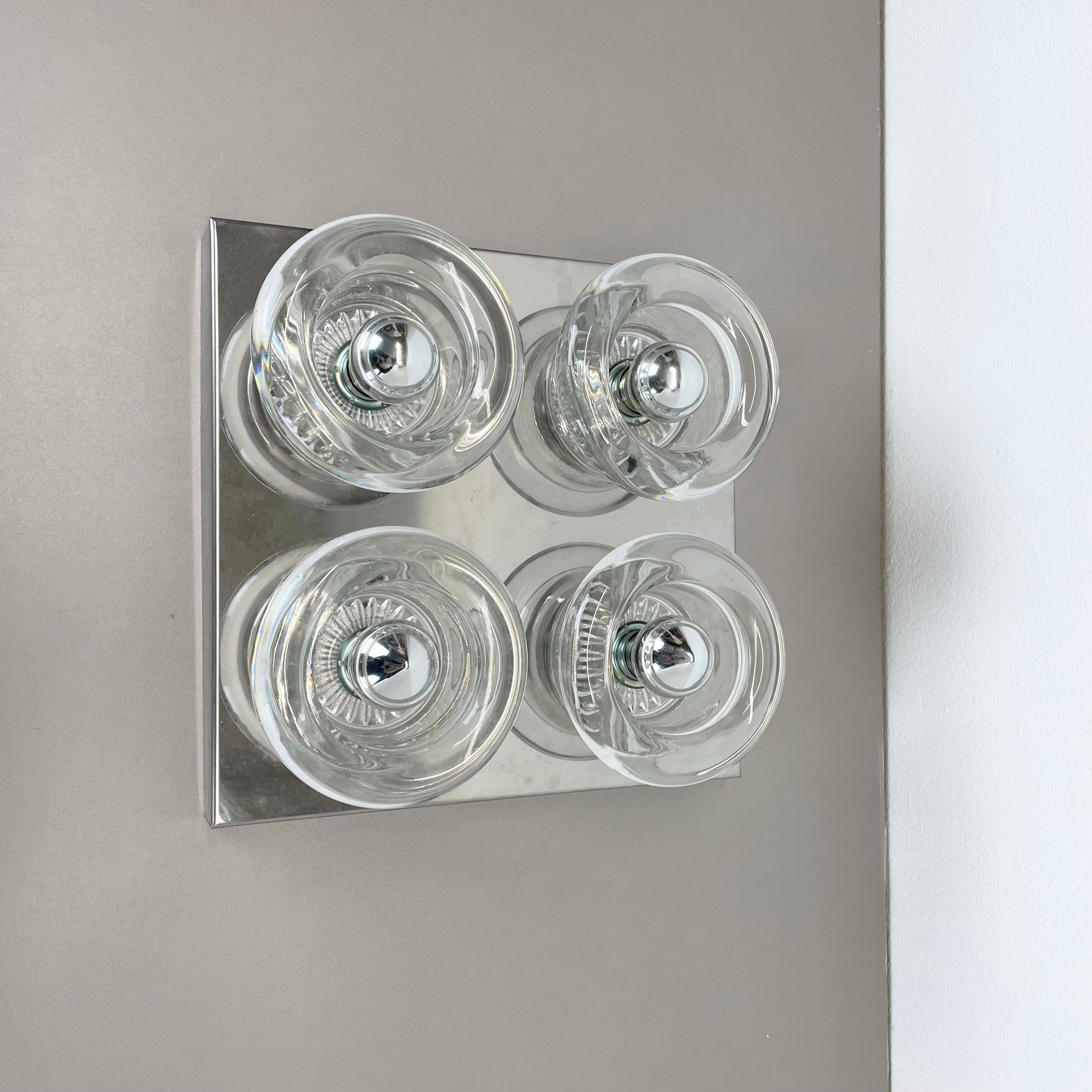 ARTICLE:

wall  ceiling light


PRODUCER:

COSACK Lights, Germany (see label)


ORIGIN:

Germany


AGE:

1970s




DESCRIPTION:

original 70s modernist wall Light with 4 glass lighting elements. this light was designed and produced by Cosack Lights,