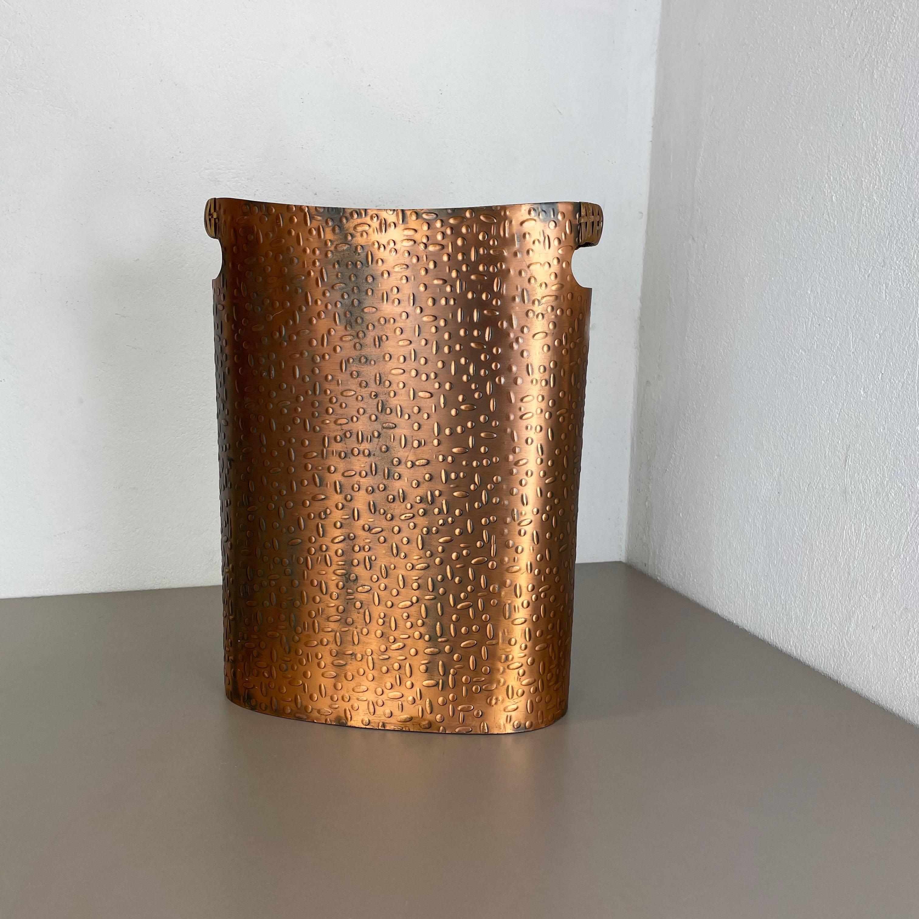 Article:

Bauhaus copper umbrella stand


Origin:

Germany


Age:

1950s


Producer:

Mussbach Metall, Germany


This original vintage Bauhaus style umbrella Stand was produced in the 1950s by Mussbach Metall in Germany. its is a