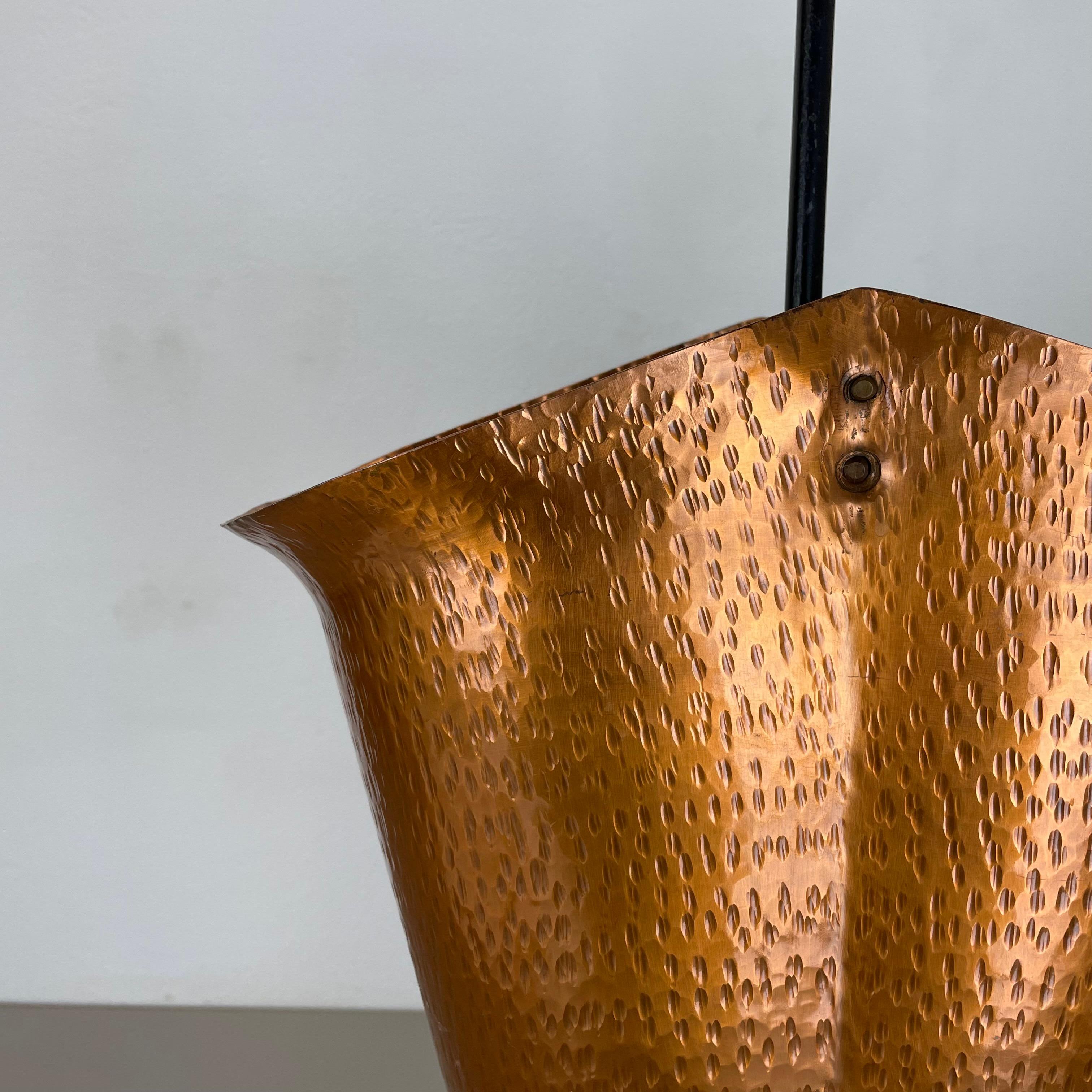 Original Metal Copper Brutalist Hollywood Regency Umbrella Stand Germany, 1970s In Good Condition For Sale In Kirchlengern, DE