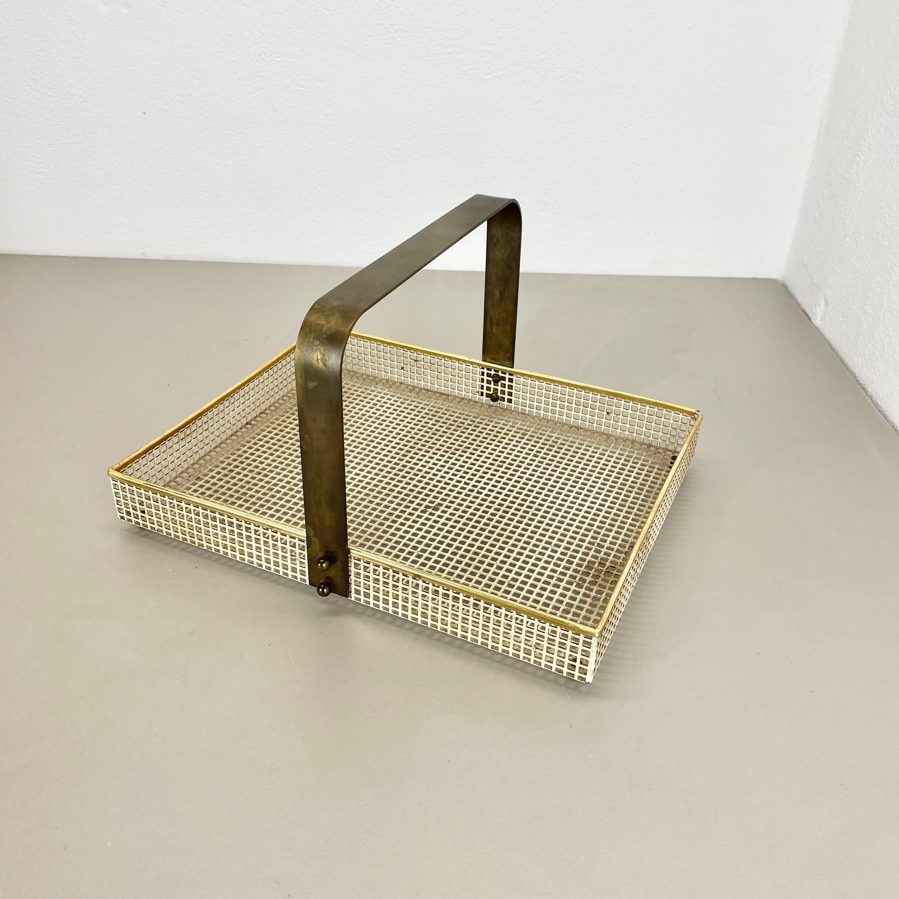 Article :

Élément de plateau avec schéma de perçage


Producteur :

Vereinigte Werkstätten München (Allemagne)


Origine :

Allemagne


Matériau :

métal et laiton


Décennie :

1950s


Description :

Cet élément de plateau original du milieu du