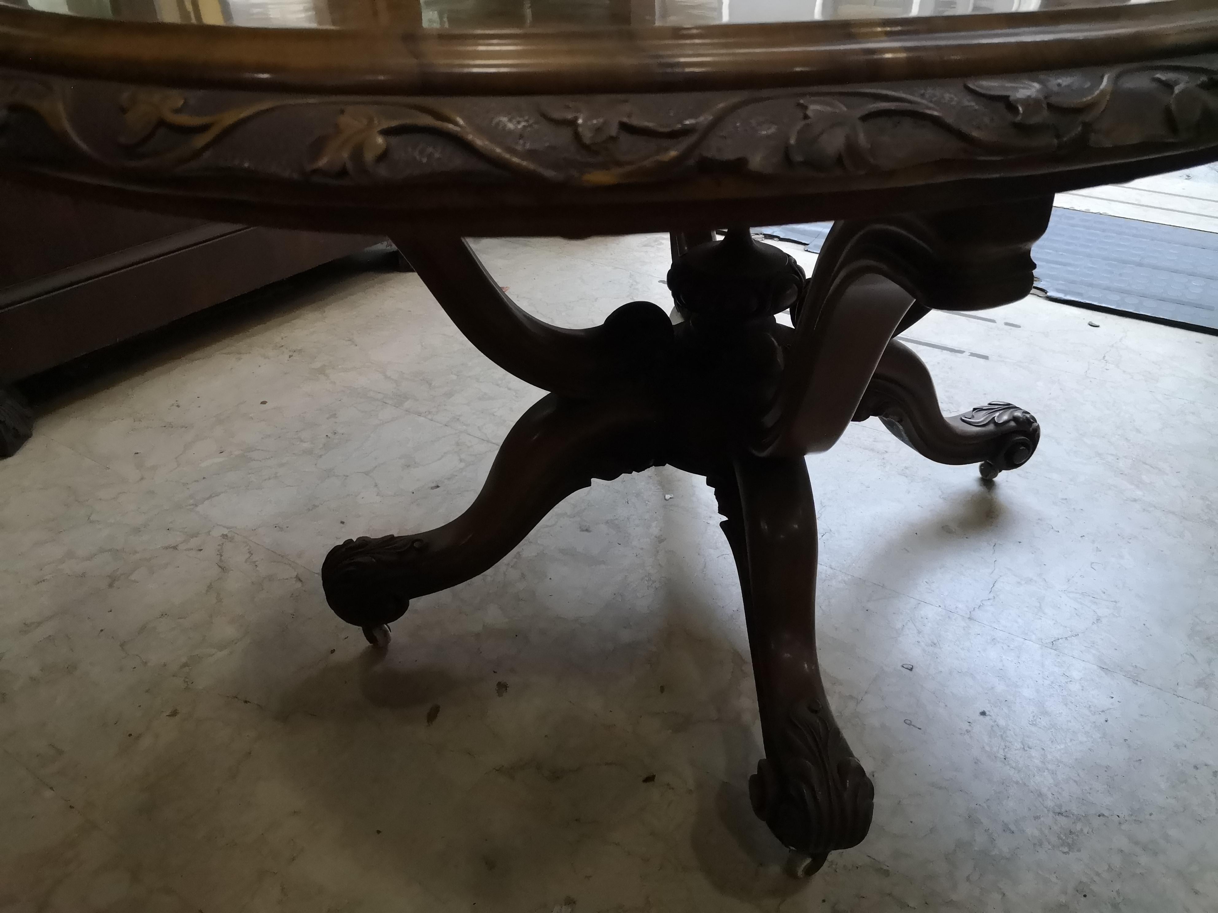 Originale table basse ovale italienne du milieu du 19e siècle en noyer et racine de noyer. en vente 4