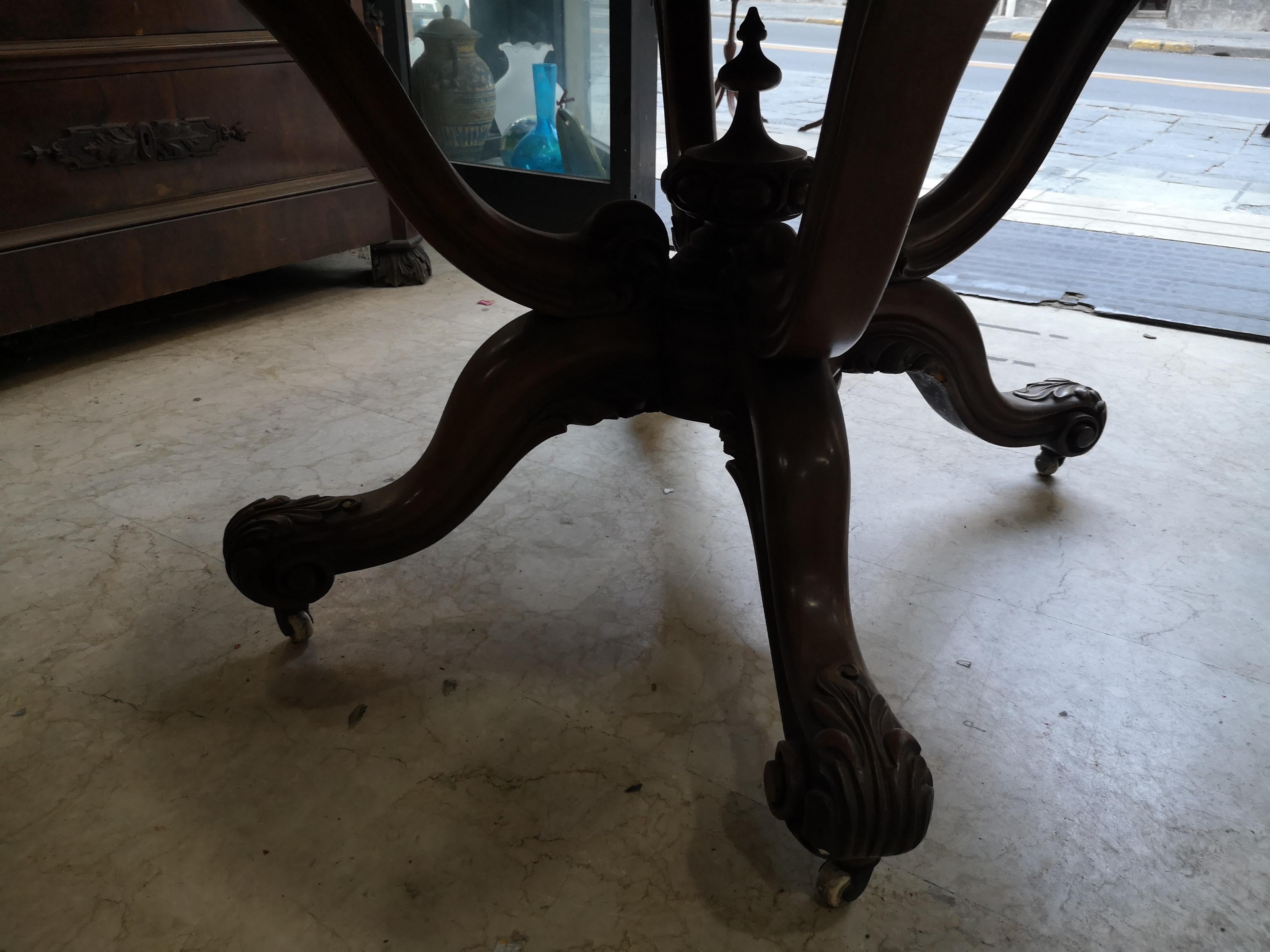 Originale table basse ovale italienne du milieu du 19e siècle en noyer et racine de noyer. en vente 5