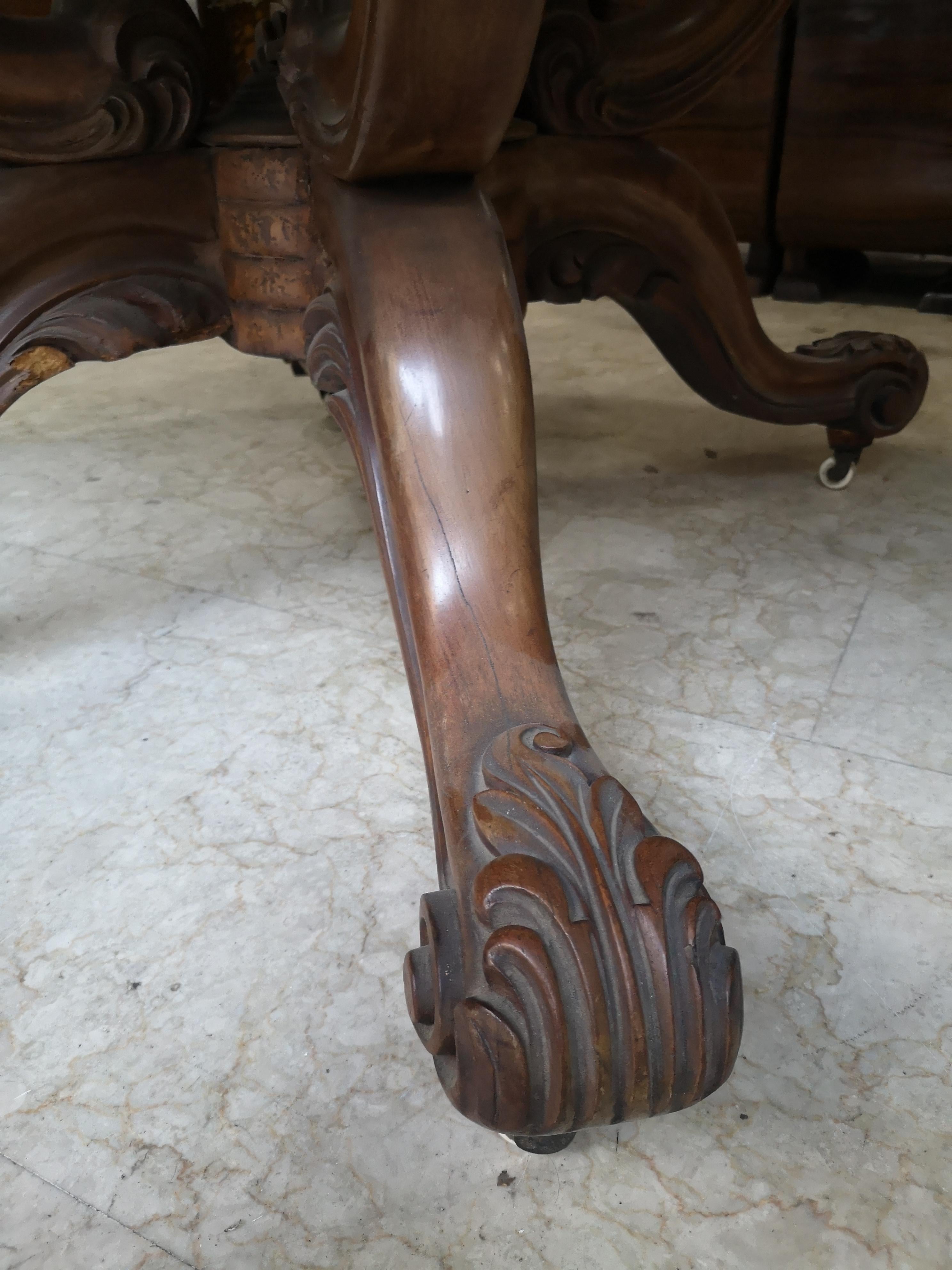 Originale table basse ovale italienne du milieu du 19e siècle en noyer et racine de noyer. en vente 6