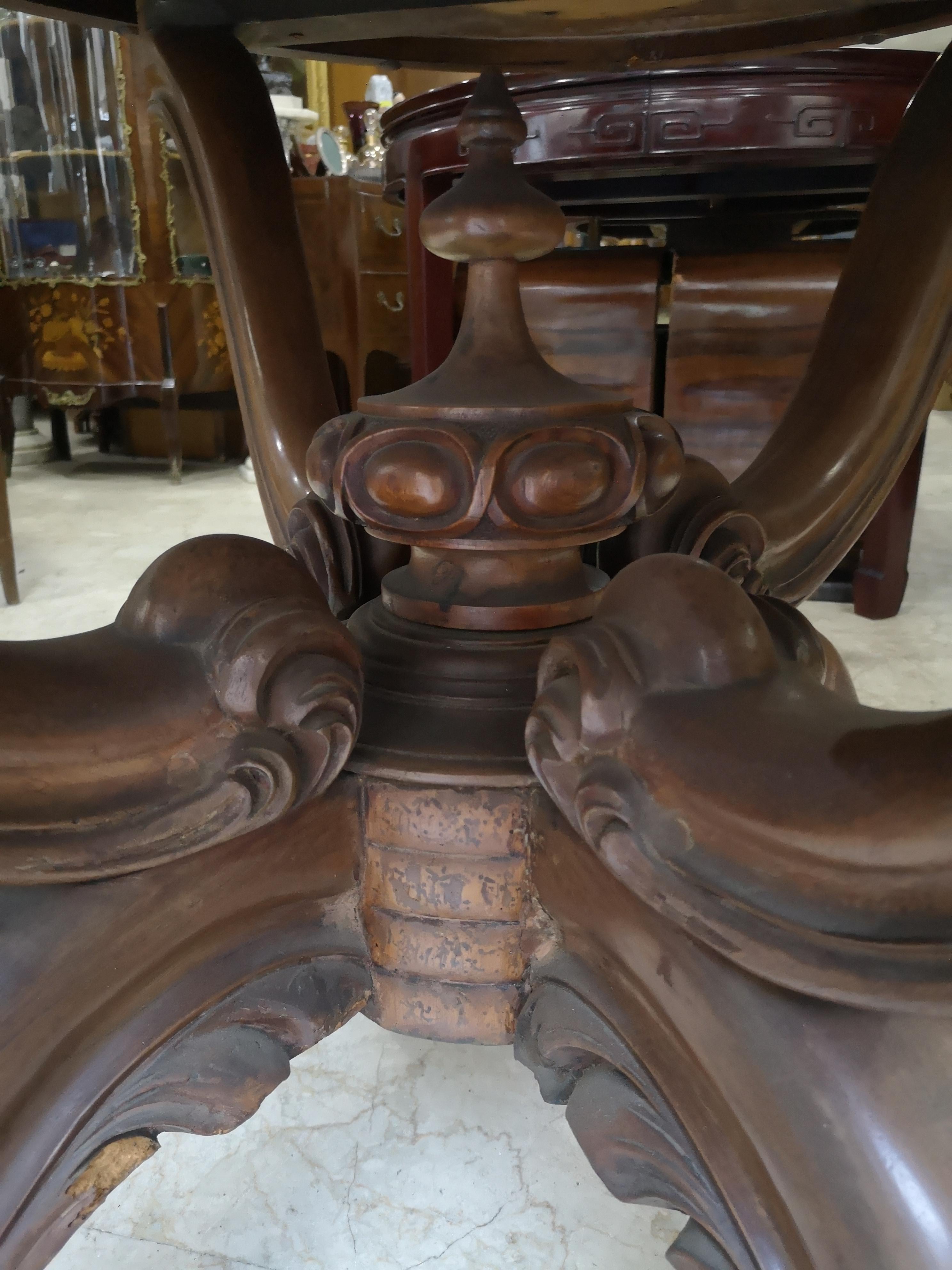 Originale table basse ovale italienne du milieu du 19e siècle en noyer et racine de noyer. en vente 7