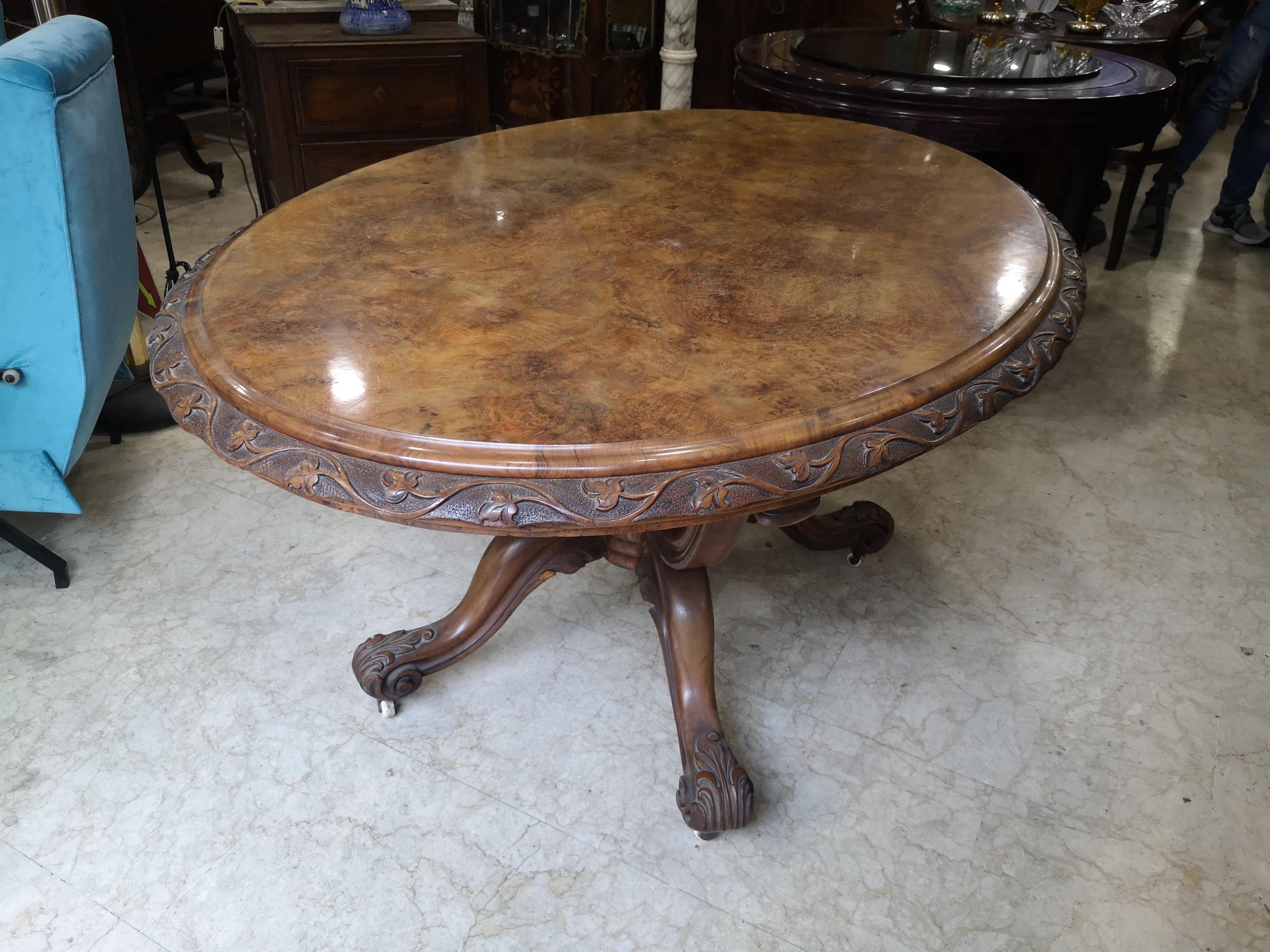Table ovale italienne en noyer massif avec plateau en racine de noyer 
avec des roues de 800 en bon état.
Cependant, il a besoin d'être restauré afin de rehausser sa beauté.
La table mesure :
Longueur 160 cm
Largeur 110 cm
Hauteur 78 cm