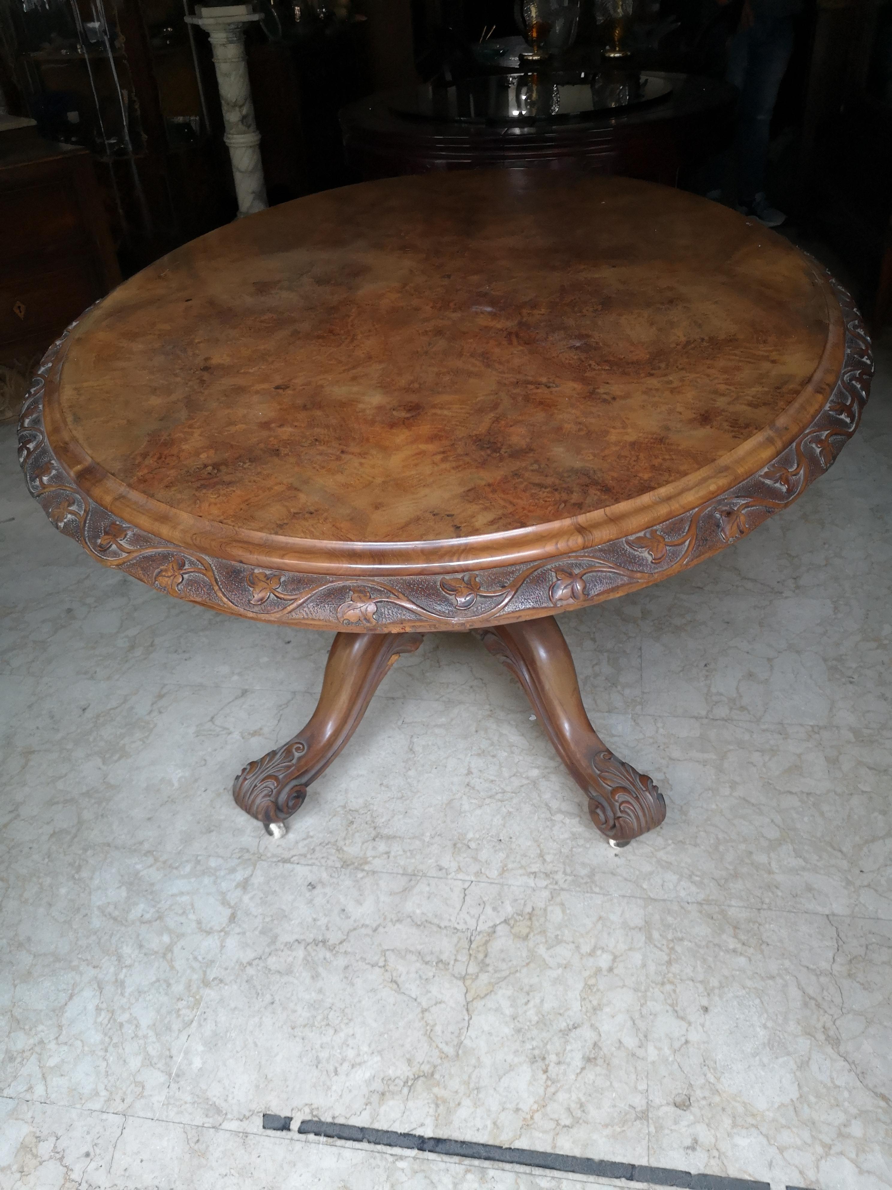 Italian Originale table basse ovale italienne du milieu du 19e siècle en noyer et racine de noyer. en vente