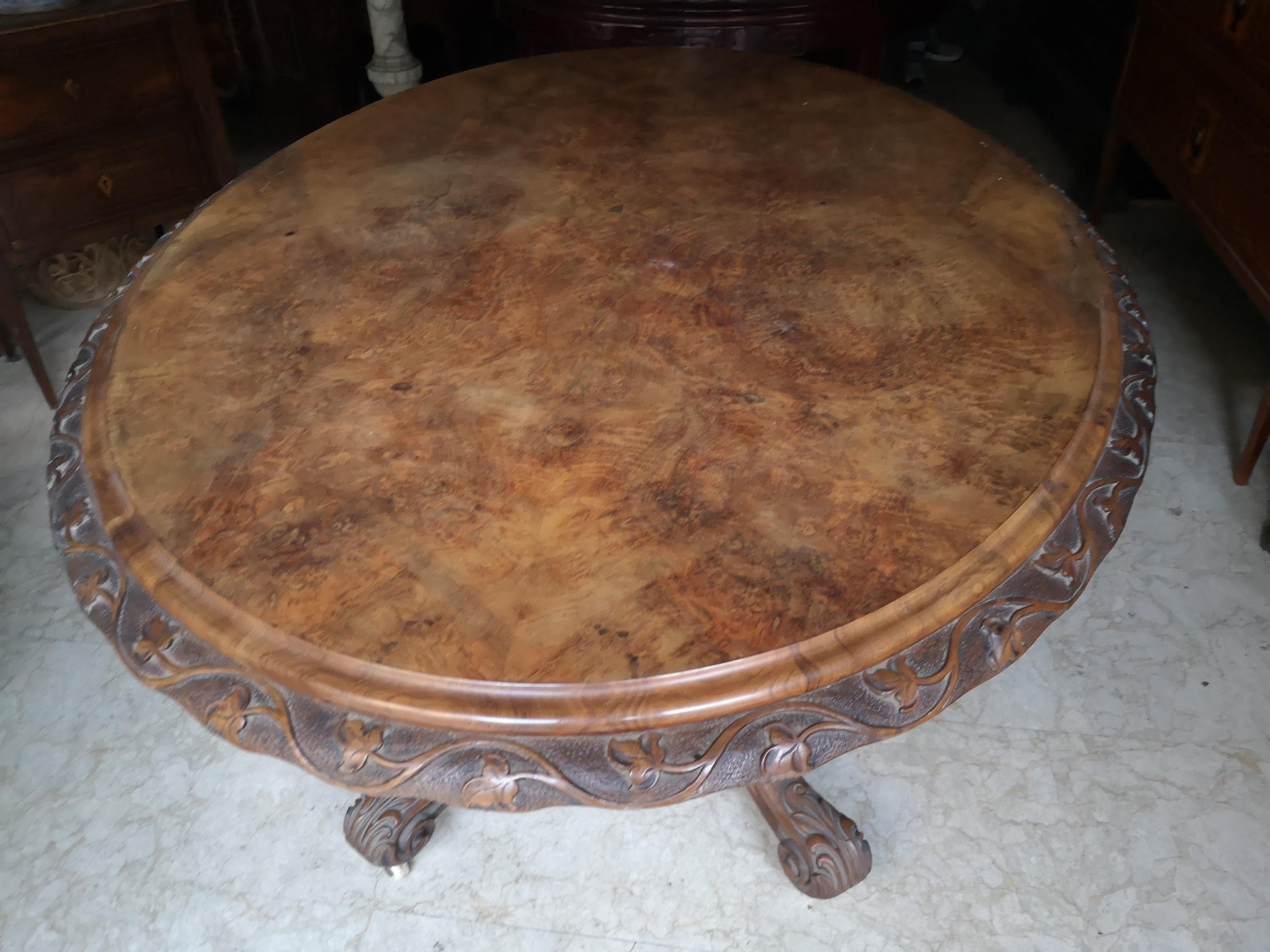 Originale table basse ovale italienne du milieu du 19e siècle en noyer et racine de noyer. État moyen - En vente à Catania, IT