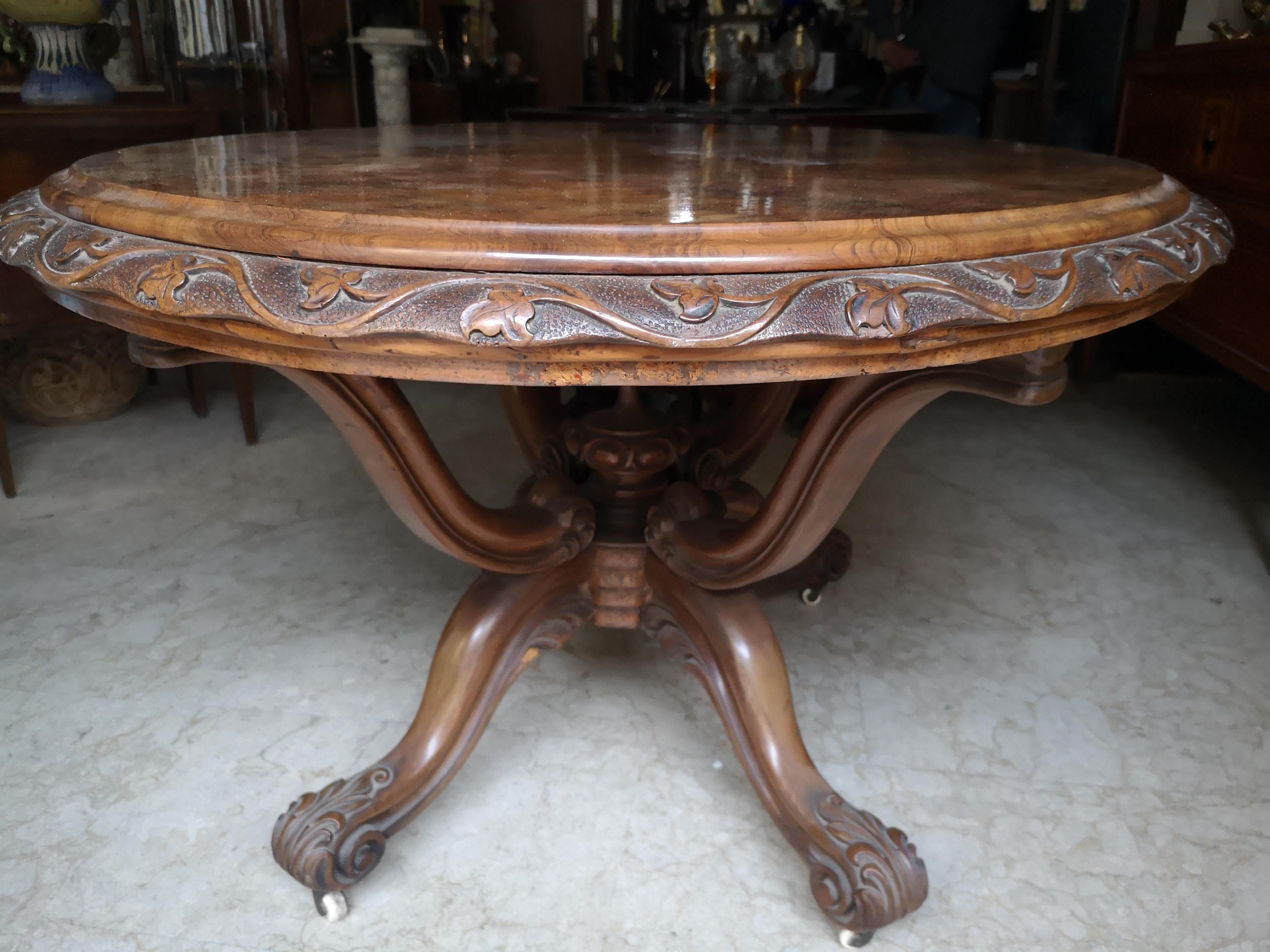 19th Century Originale table basse ovale italienne du milieu du 19e siècle en noyer et racine de noyer. en vente