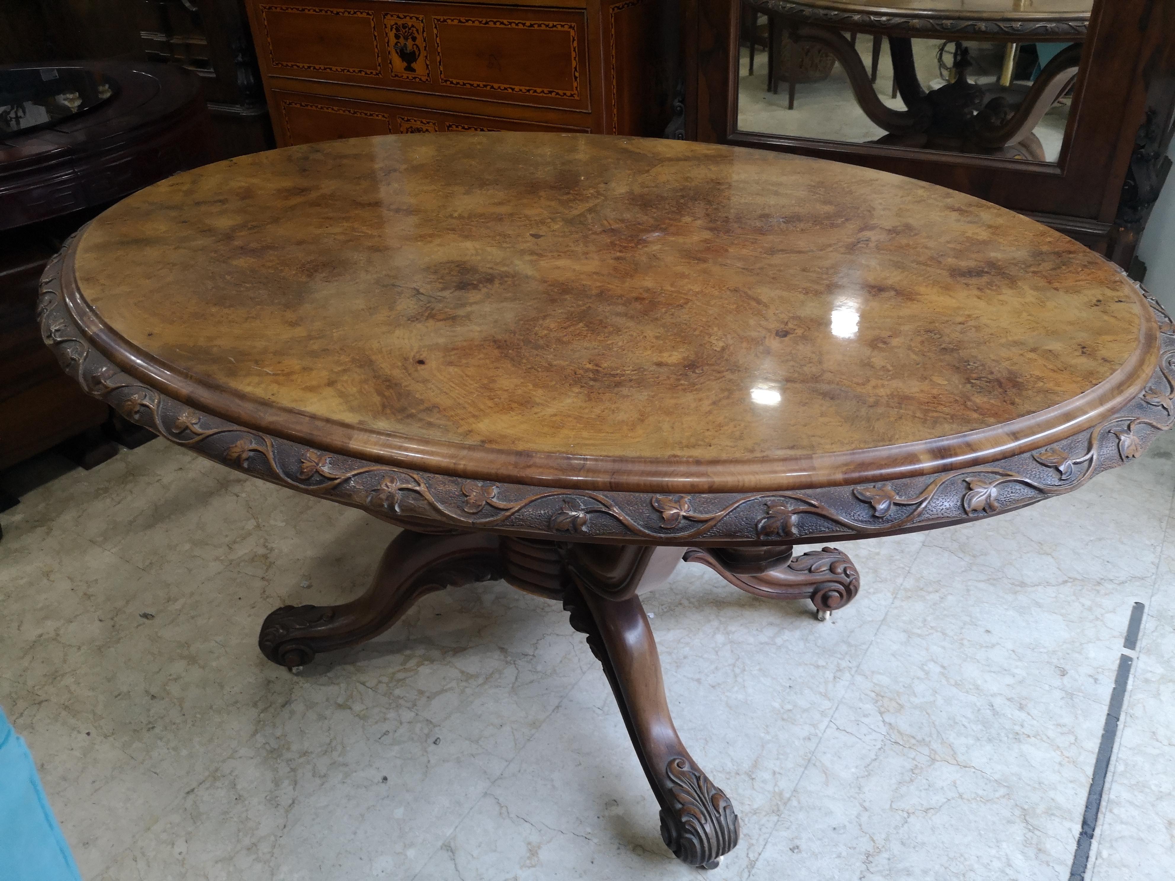 Originale table basse ovale italienne du milieu du 19e siècle en noyer et racine de noyer. en vente 2