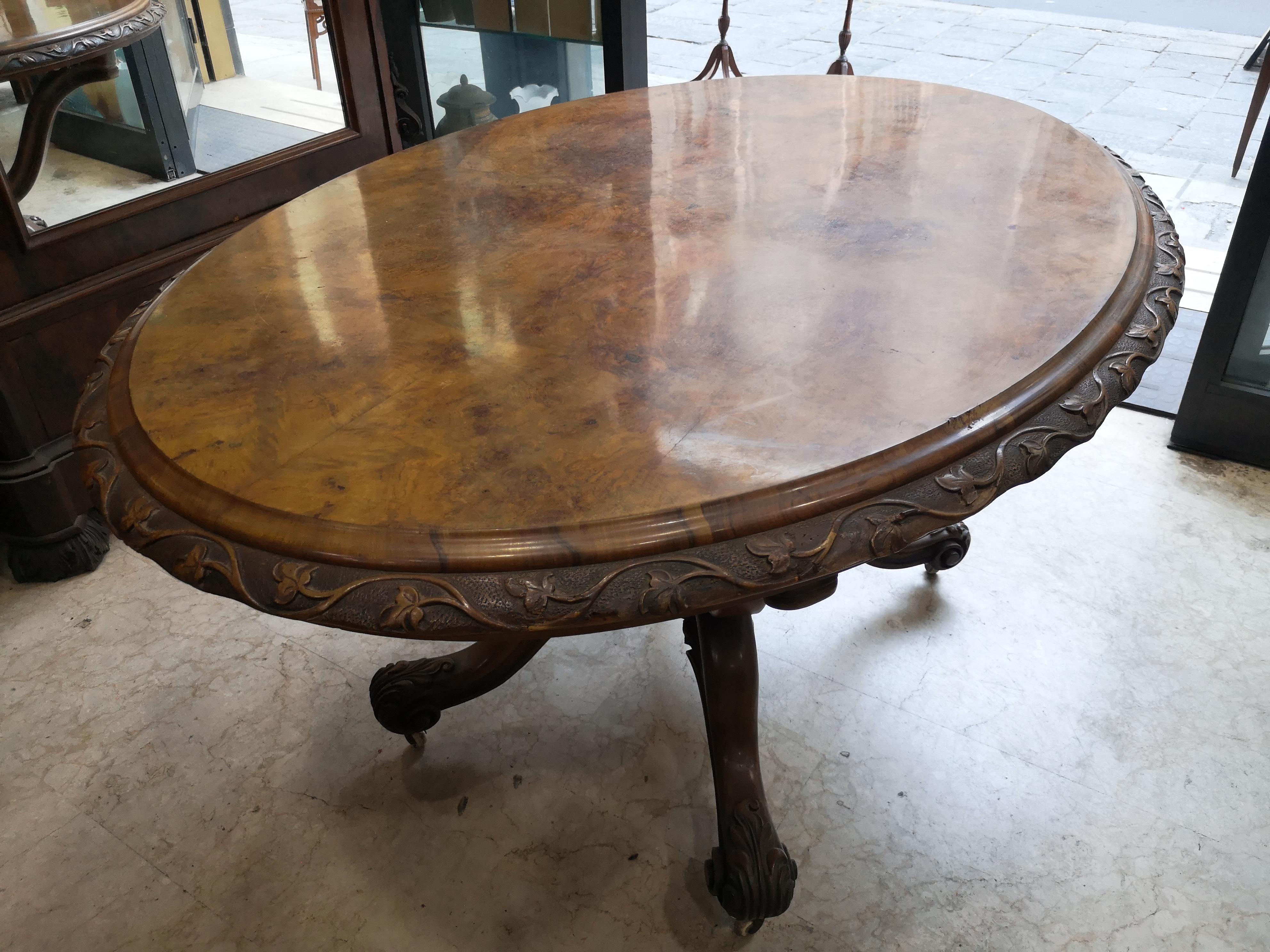 Originale table basse ovale italienne du milieu du 19e siècle en noyer et racine de noyer. en vente 3