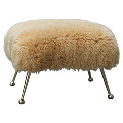 Original Mid-century 1950s Italian Sheepskin Brass Feet Stool 1950' (Tabouret à pieds en laiton en peau de mouton)