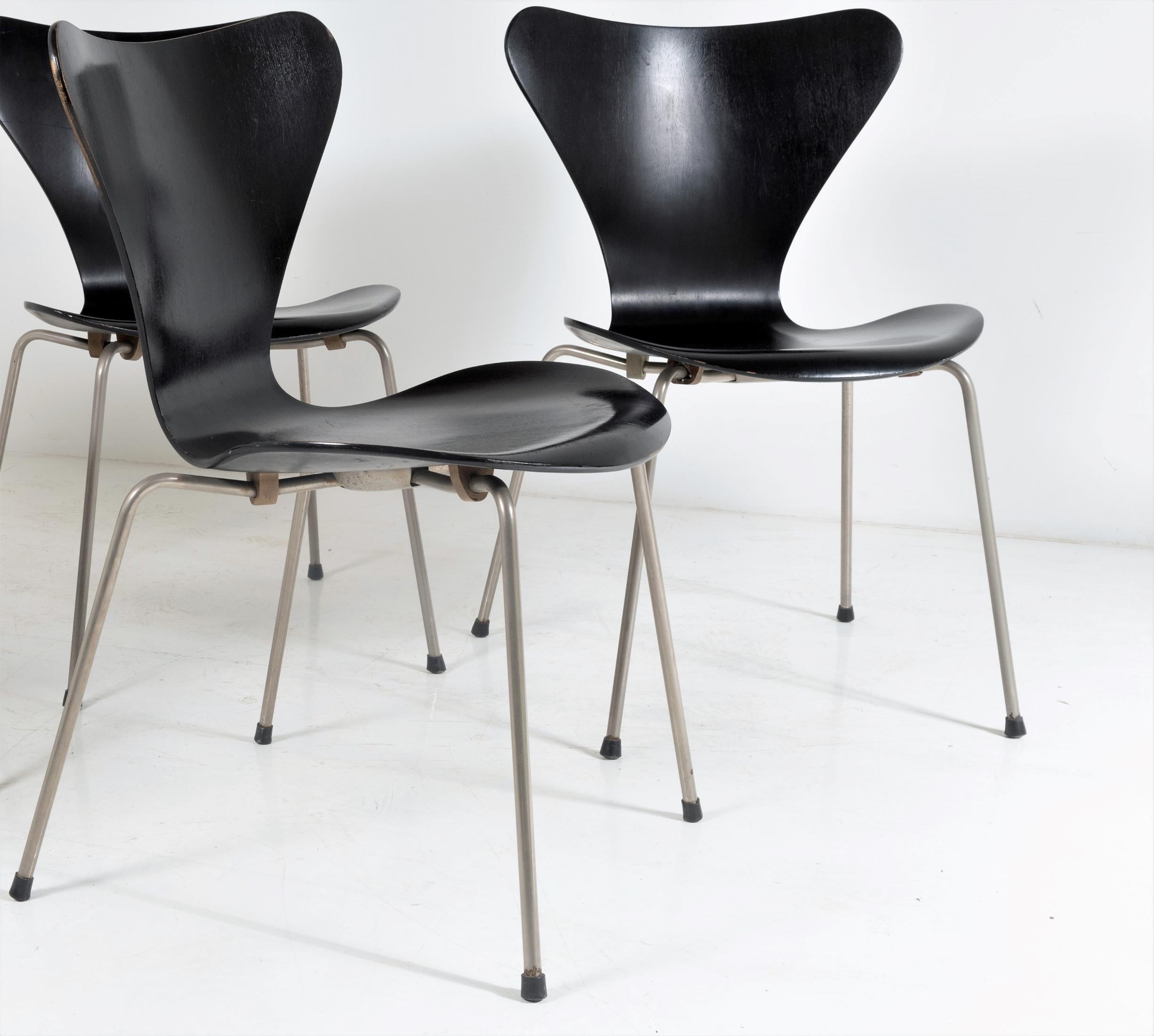 A set of four original Arne Jacobsen Syveren chairs (Model 3107) manufactured by Fritz Hansen – Denmark. Originally designed in 1955 these are early edition chairs with wide metal base caps (later models were plastic).
These early designs have a