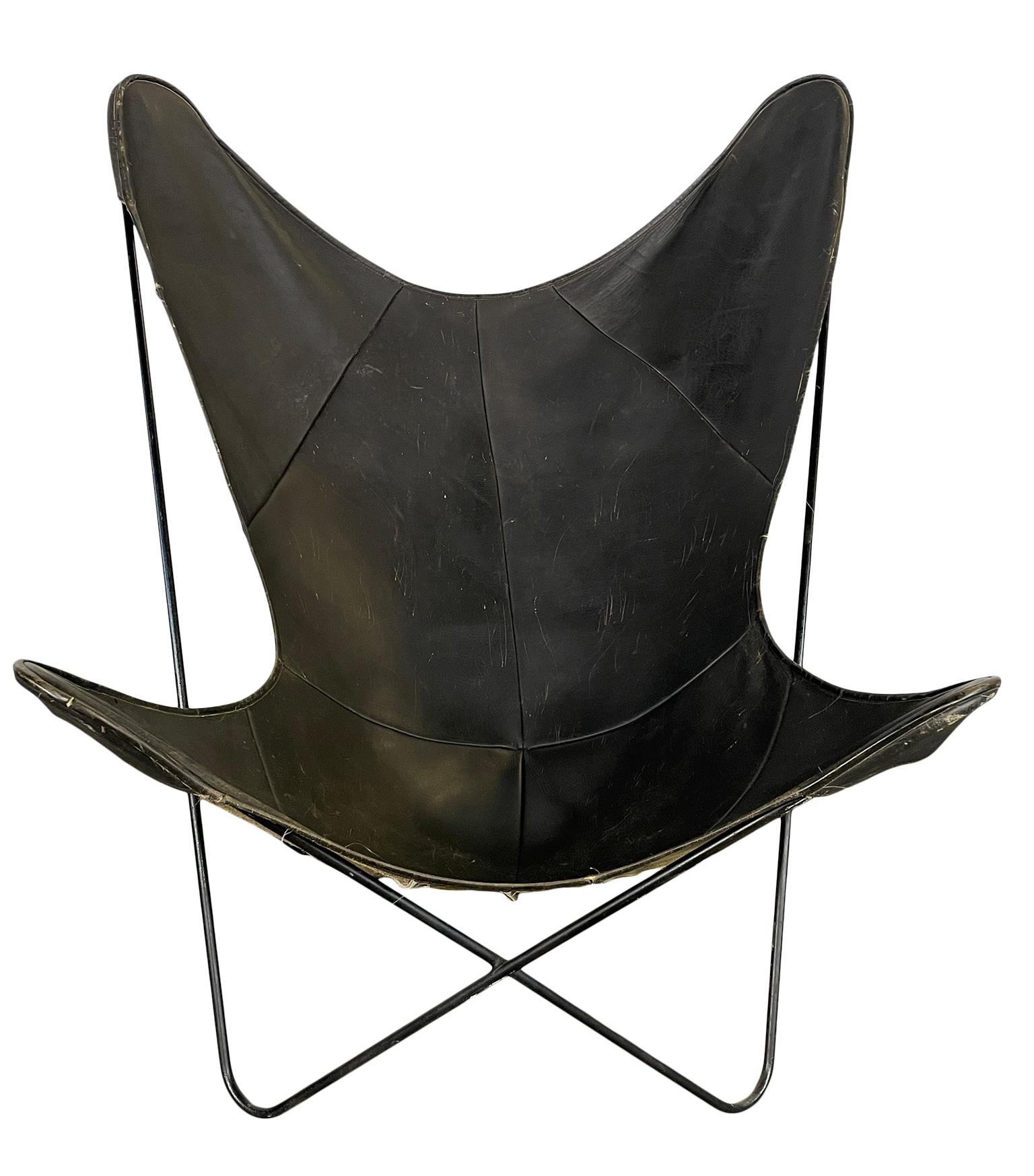Chaise papillon originale du milieu du siècle en cuir de fer noir, belle patine. Toutes les chaises d'origine le cuir montre l'utilisation d'usure quelques éraflures mais globalement belle condition et 100% structurel. Un design très délicat. Situé