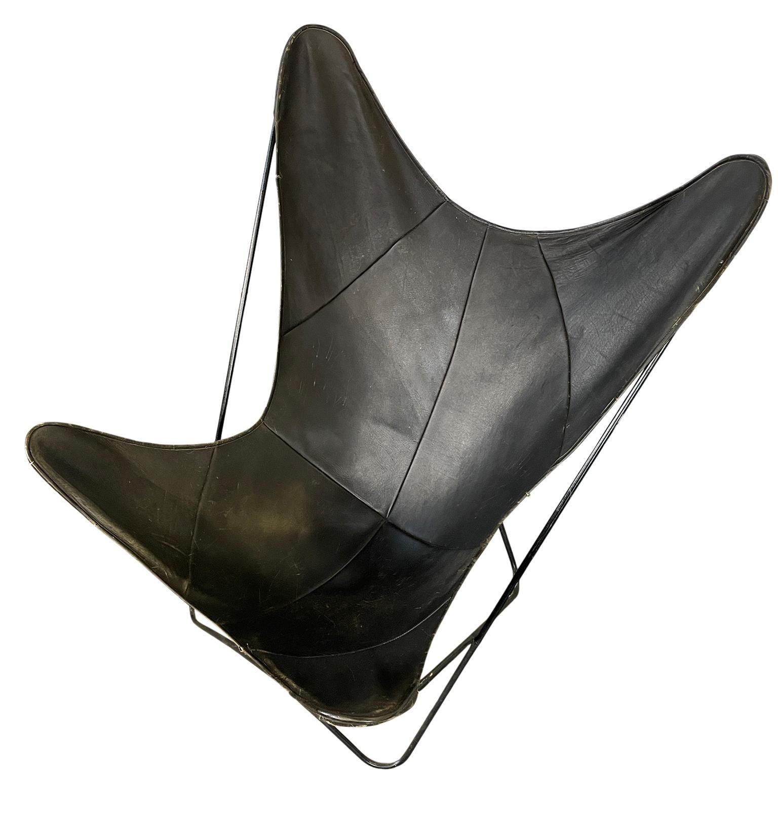 Mid-Century Modern Chaise papillon d'origine en fer noir et cuir du milieu du siècle avec belle patine en vente