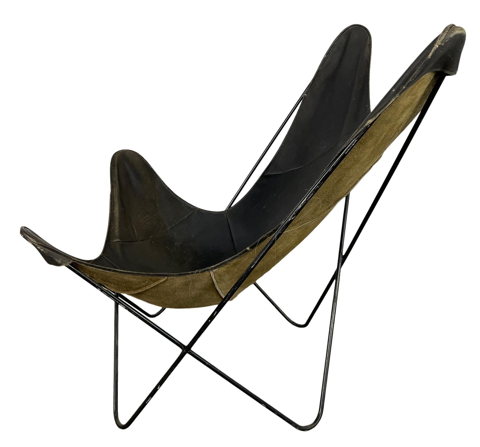 Américain Chaise papillon d'origine en fer noir et cuir du milieu du siècle avec belle patine en vente