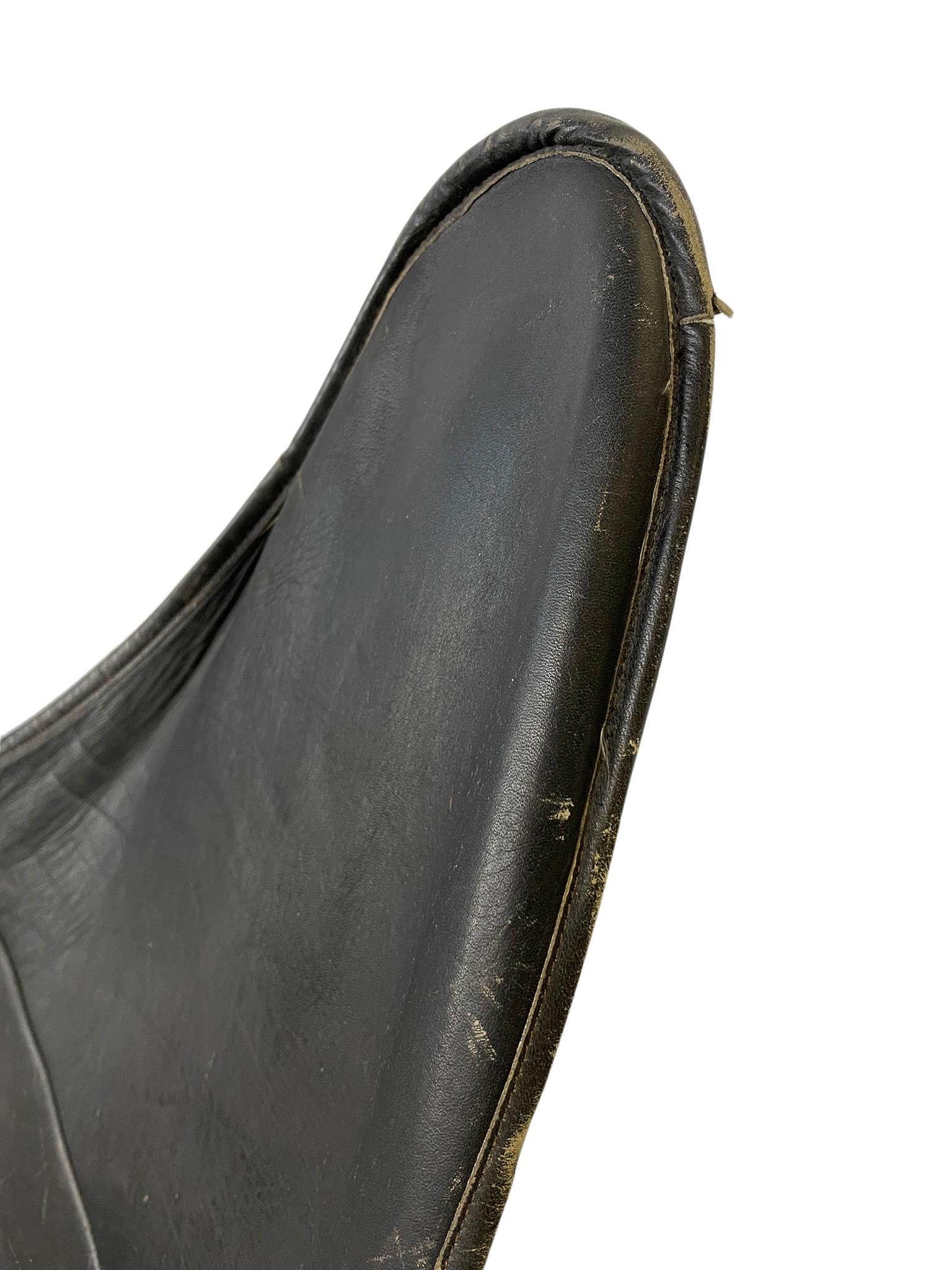 Cuir Chaise papillon d'origine en fer noir et cuir du milieu du siècle avec belle patine en vente