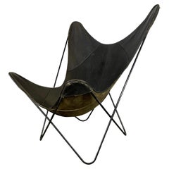 Chaise papillon d'origine en fer noir et cuir du milieu du siècle avec belle patine