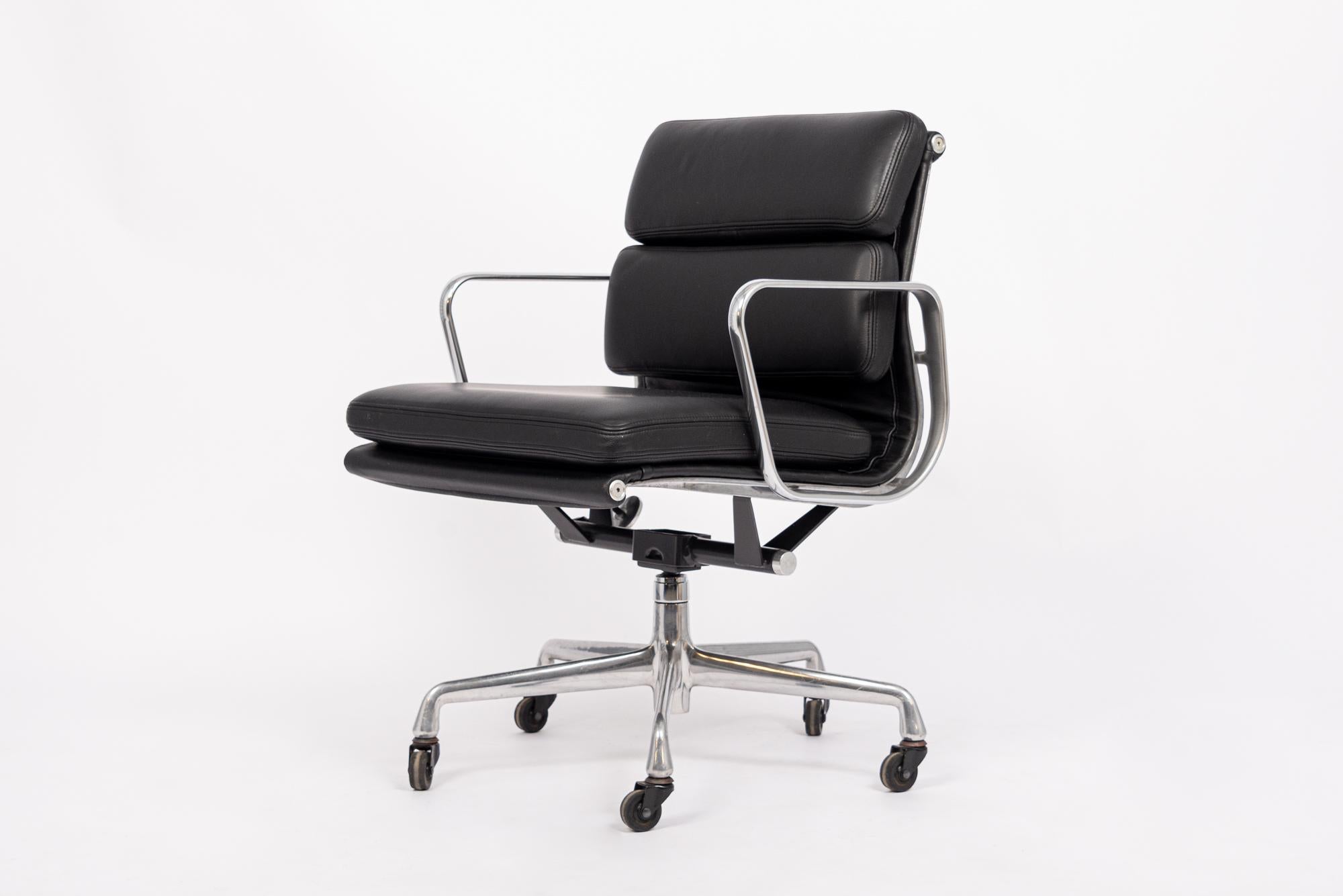 This authentic Eames for Herman Miller Soft Pad Management Height black leather office chair from the Aluminum Group Collection was manufactured in the 2000s. This classic mid century modern office chair was first introduced in 1969 by Charles and