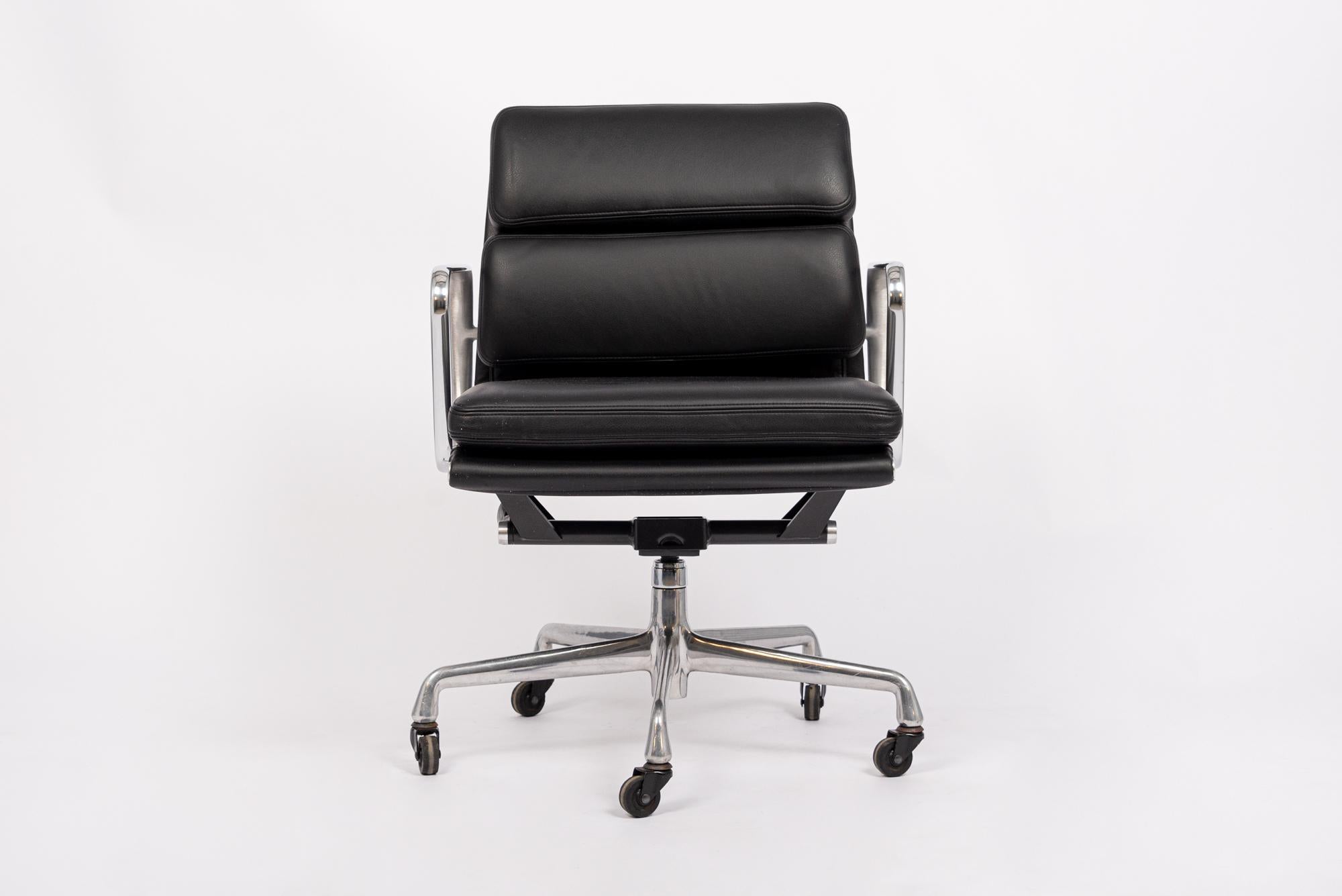 Originaler Bürostuhl aus schwarzem Leder aus der Mitte des Jahrhunderts von Eames für Herman Miller (Moderne der Mitte des Jahrhunderts) im Angebot