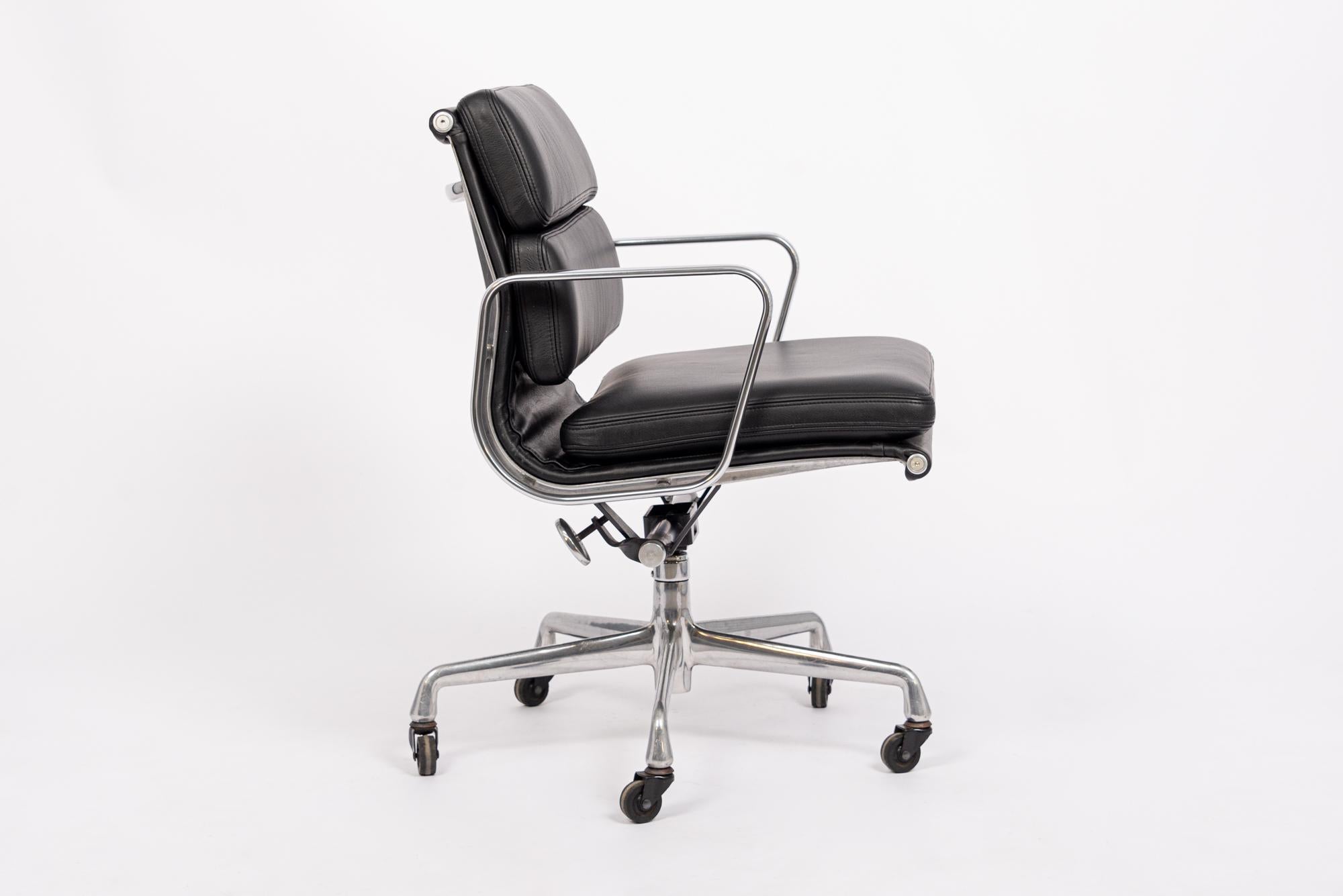 Originaler Bürostuhl aus schwarzem Leder aus der Mitte des Jahrhunderts von Eames für Herman Miller (amerikanisch) im Angebot