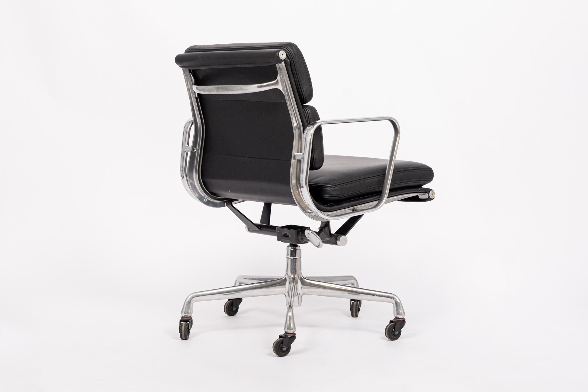 Original Mid Century Black Leather Office Chair by Eames for Herman Miller In Good Condition For Sale In Detroit, MI