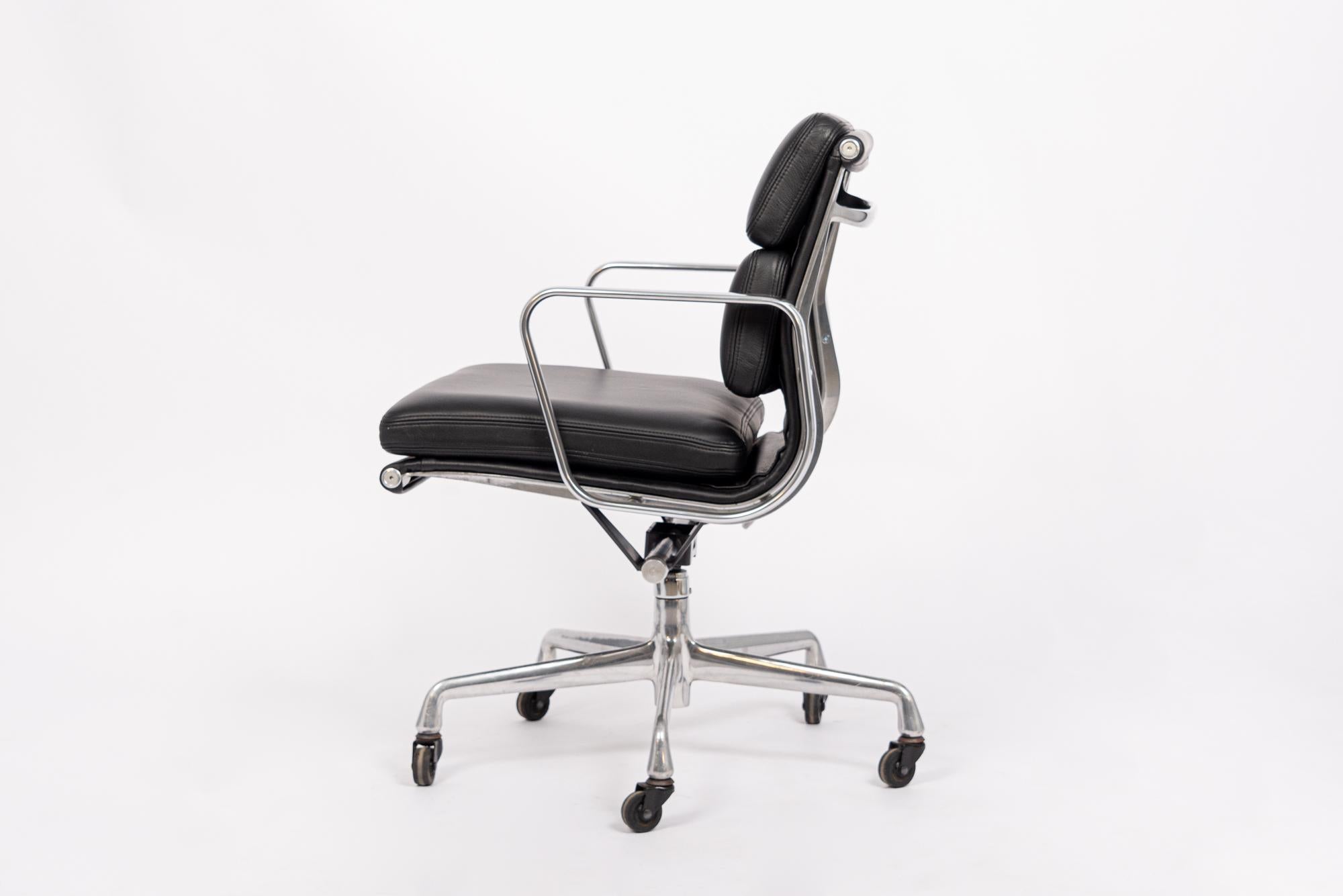 Silla de oficina original de cuero negro de mediados de siglo de Eames para Herman Miller Siglo XXI y contemporáneo en venta
