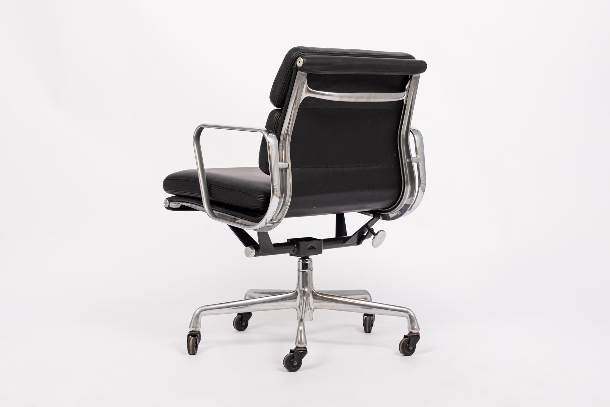 Aluminum Original Mid Century Black Leather Office Chair by Eames for Herman Miller For Sale
