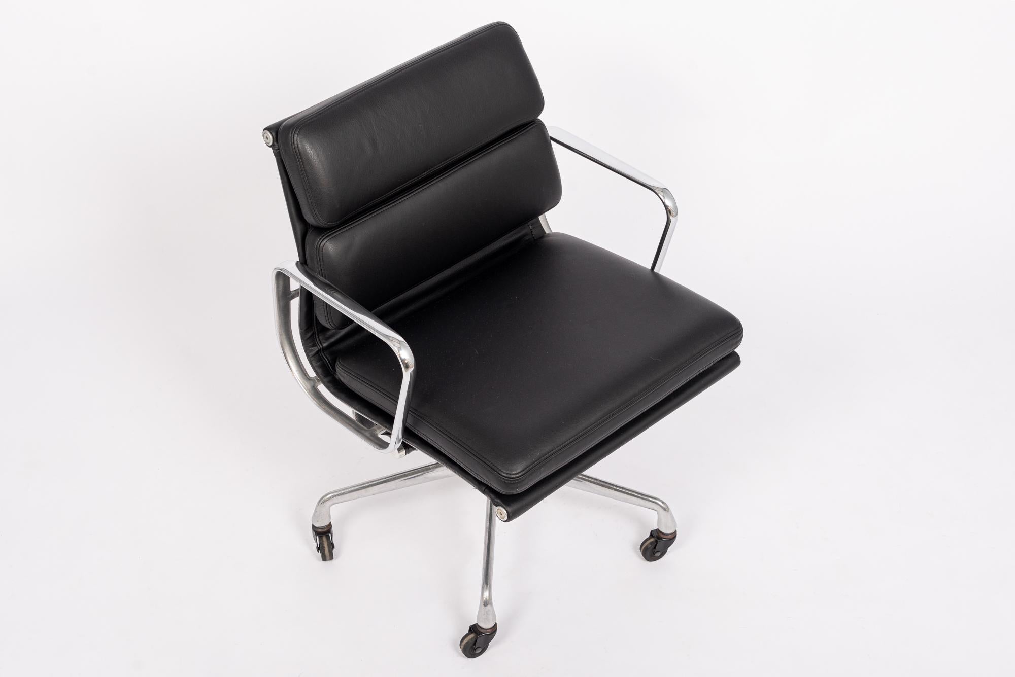 Originaler Bürostuhl aus schwarzem Leder aus der Mitte des Jahrhunderts von Eames für Herman Miller im Angebot 1