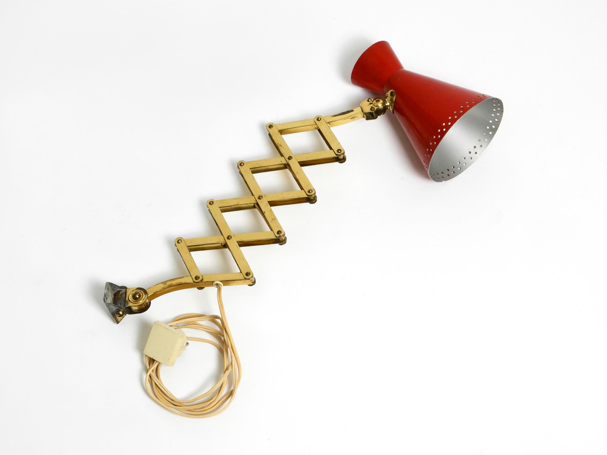Original Mid Century brass extendable scissor wall lamp with diabolo shade  In Good Condition For Sale In München, DE