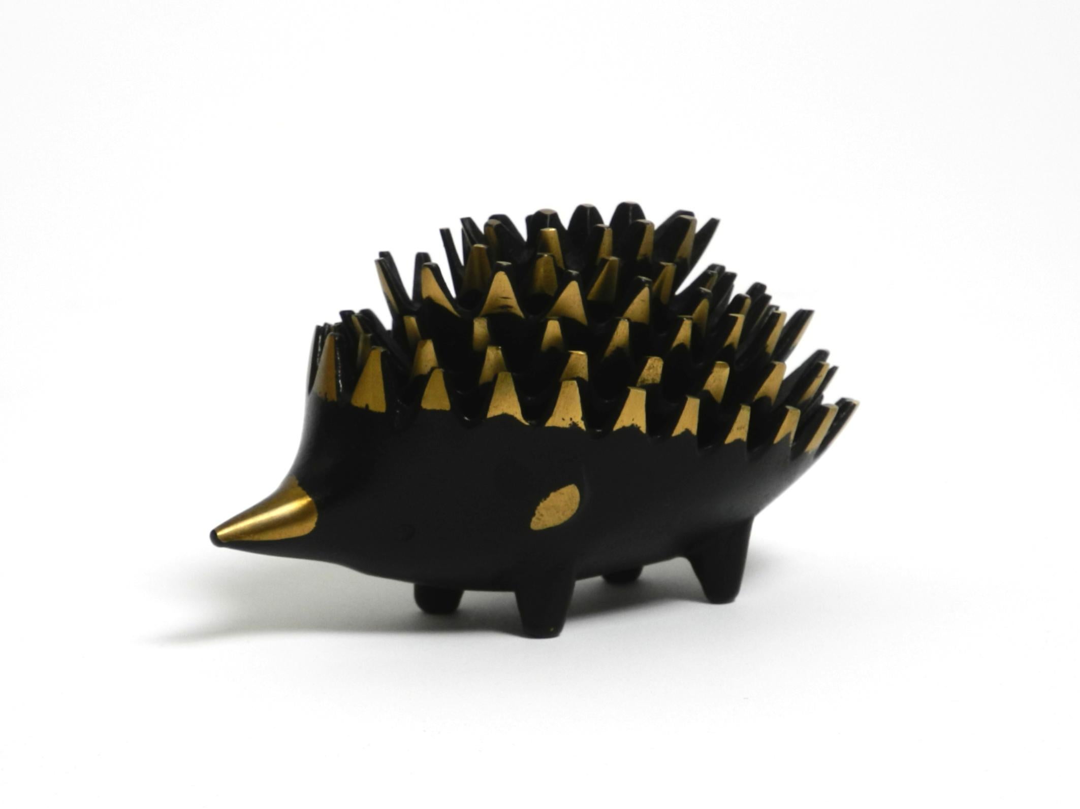 Original Mid Century brass hedgehog ashtray by Walter Bosse for Herta Baller In Good Condition In München, DE