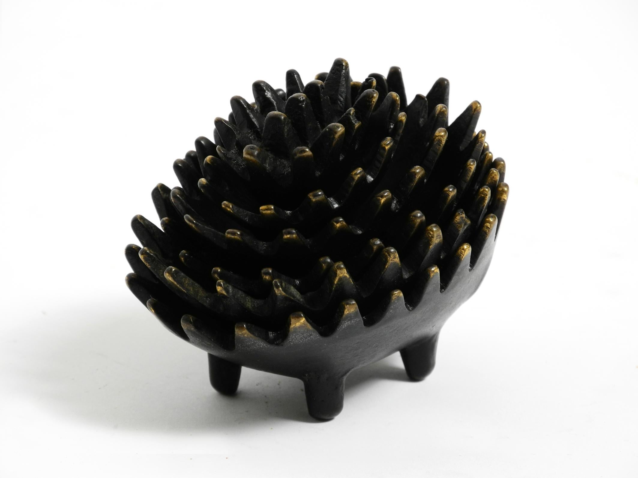 Original Mid Century brass hedgehog ashtray by Walter Bosse for Herta Baller In Good Condition For Sale In München, DE