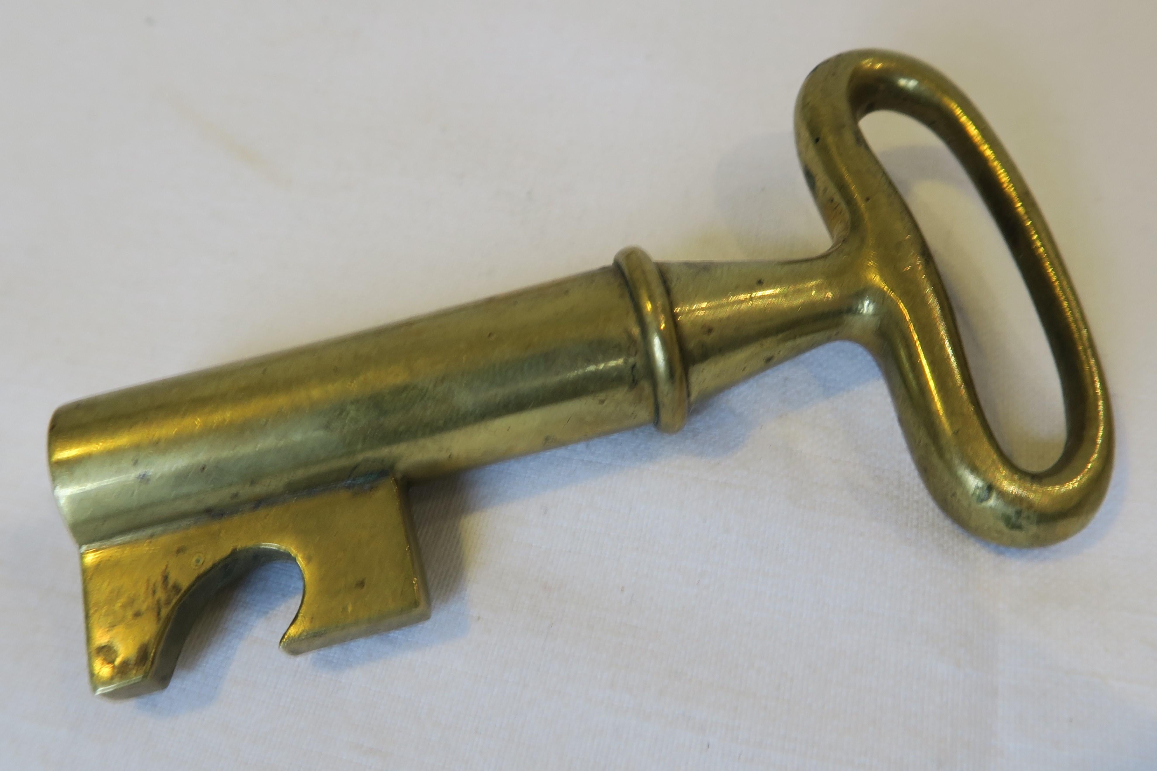 Original Midcentury Carl Auböck Brass Bottle Opener in the Shape of a Key In Excellent Condition For Sale In Vienna, AT