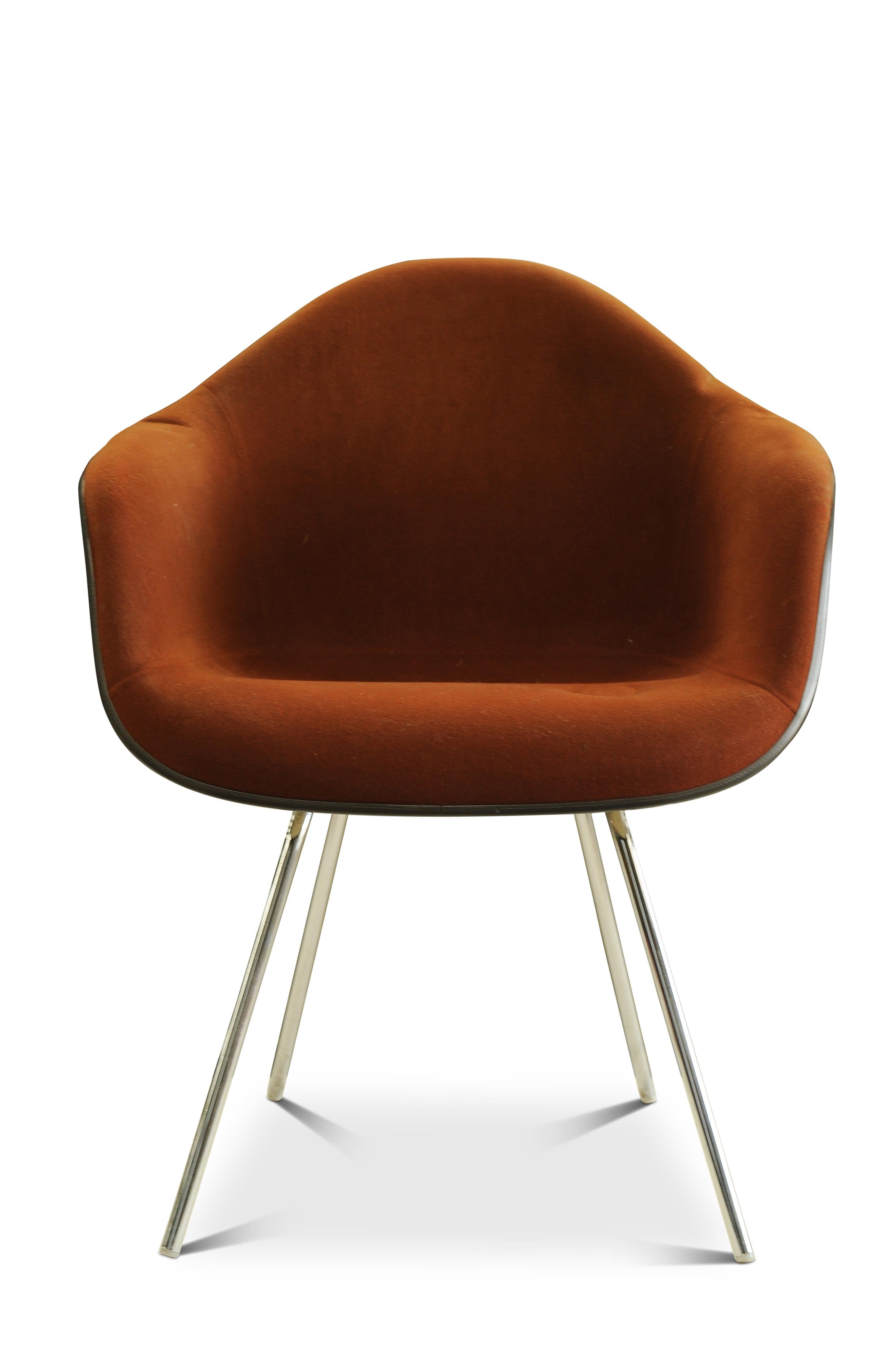 Originale Iconico Mid Century Modern Charles and Ray Eames per Herman Miller Sedia DAX con marchio sotto la sedia 1970's design
Utilizzata per una scrivania o uno studio, una sedia da ufficio o un salotto 

Marchio: Herman Miller I Designers: