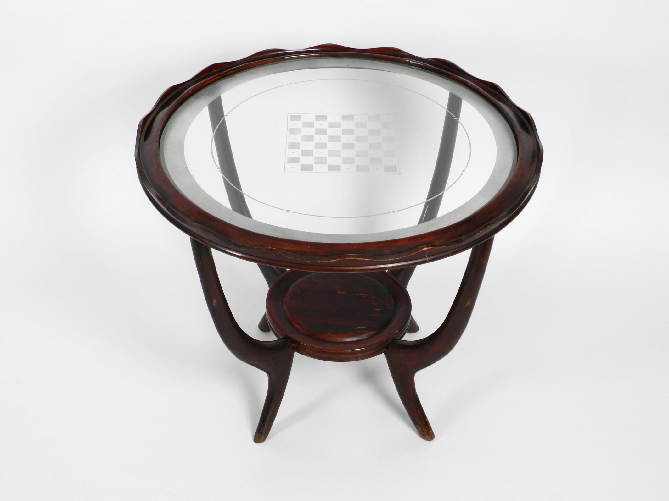 Sehr schöner originaler Spiel- und Beistelltisch aus der Mitte des Jahrhunderts aus Holz und Glas.
Hergestellt in Italien. Schönes filigranes Design aus den 1950er Jahren in gutem Vintage-Zustand.
Rahmen aus gebeiztem Mahagoniholz.
Original