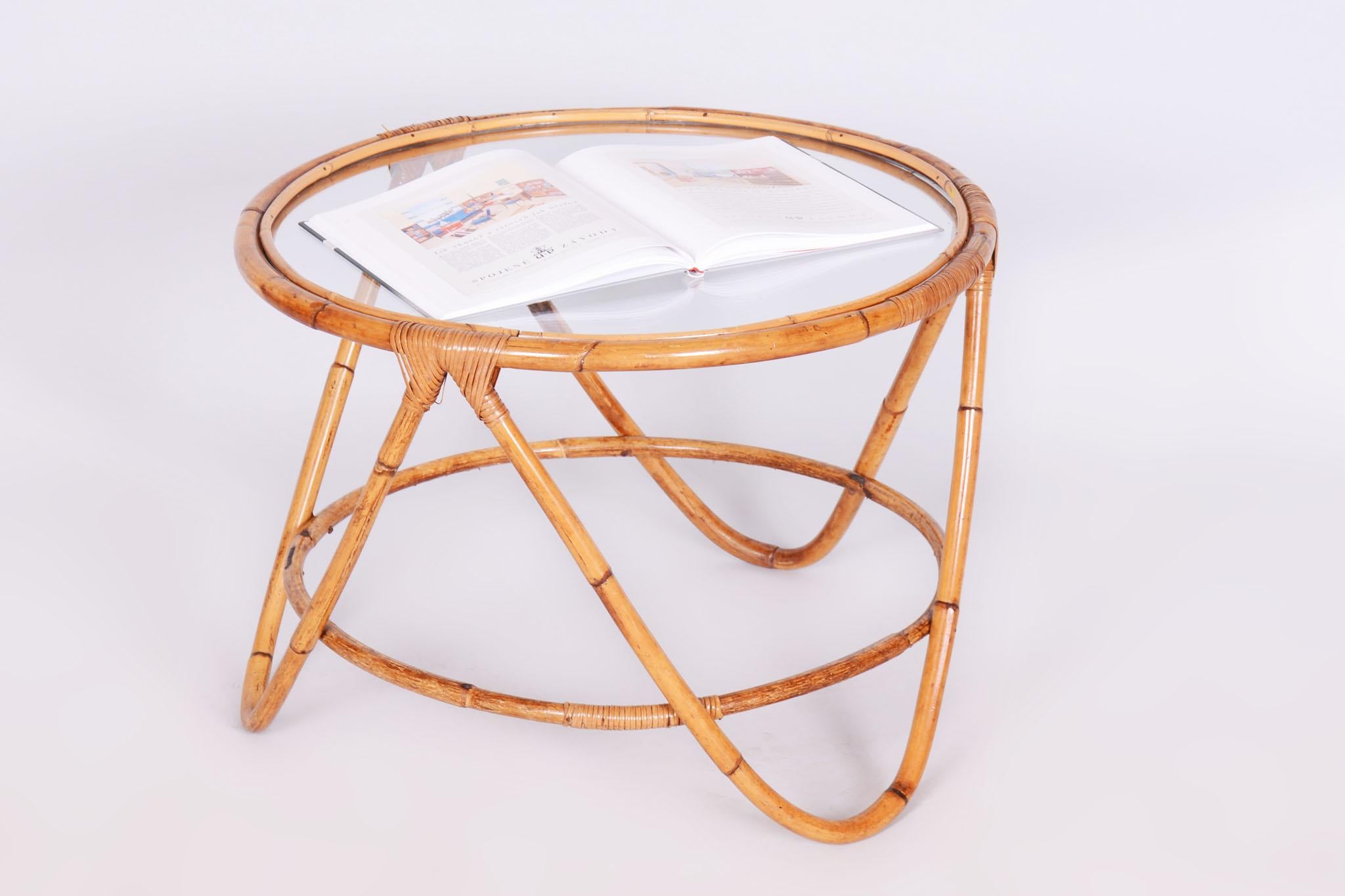 Il a été repoli avec de la laque polyutherane pour piano par notre équipe professionnelle de remise à neuf en Tchéquie, conformément au processus d'origine.

En parfait état d'origine, l'objet a été nettoyé par des professionnels et son éclat a été